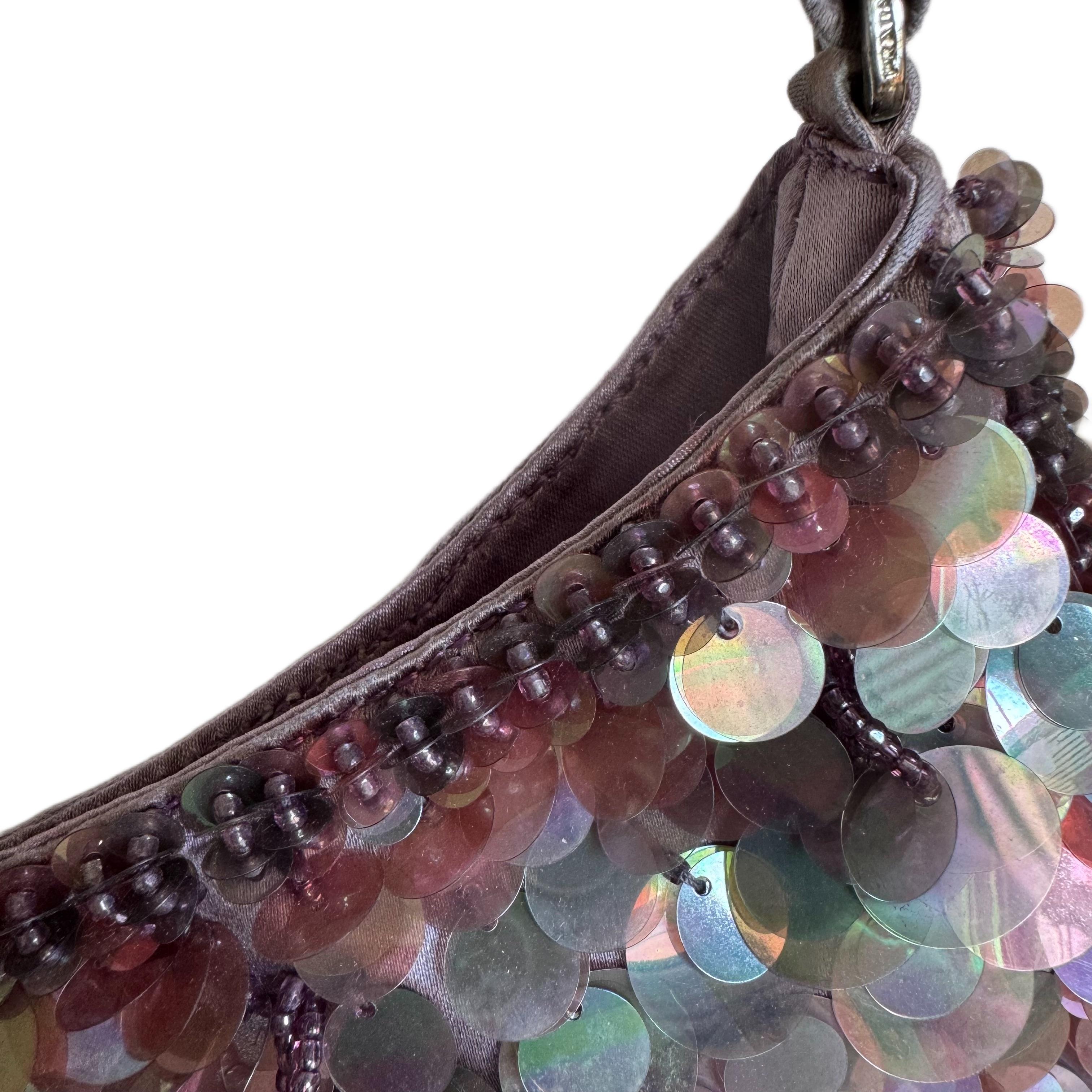 ZUSTAND: Ordentlich

Dieser gebrauchte Artikel ist in einem guten Zustand mit starken Gebrauchsspuren. Das Seidenmaterial ist an den Rändern ziemlich abgenutzt. Die Innenausstattung wurde erneuert. 

DETAILS 

Prada
Cleo Vintage By
Seide und