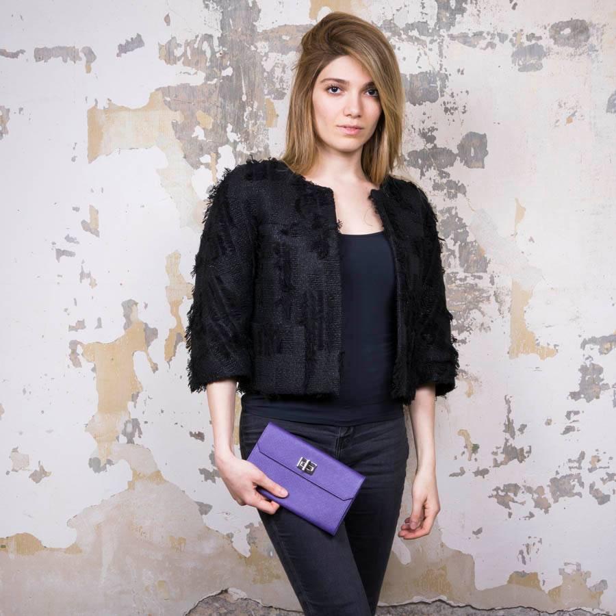 Prada clutch in purple saffiano leather. Silver metal hardware. Inside, there is an integrated card holder with 4 slots.

Made in Italy. In very good condition

Dimensions : Length 20 cm, height 12 cm, depth 2.5 cm

will be delivered in a new,