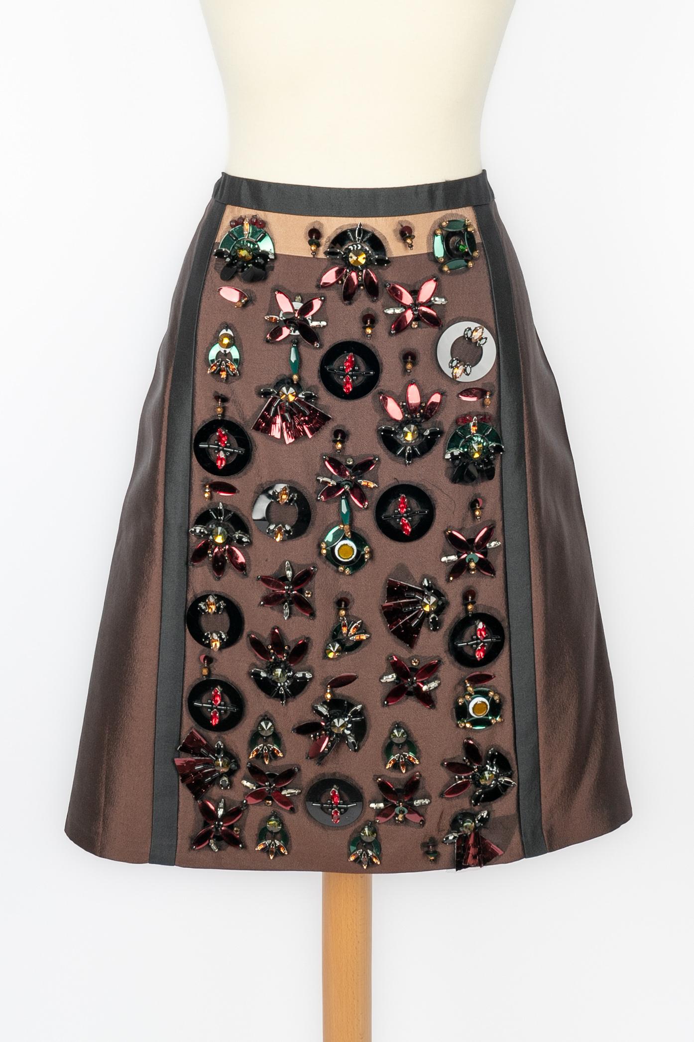 PRADA - (Made in Italy) Metallic coat and skirt embroidered with pearls, sequins, and giant sequins. Size 44IT indicated, it fits a 40FR. 2005 Spring-Summer Collection.

Condition:
Very good condition

Dimensions:
Coat: 41 cm - Sleeve length: 59 cm