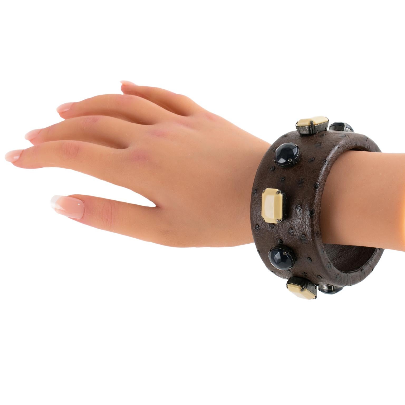 Bracciale Jewell in pelle di struzzo marrone cacao di Prada in vendita 3