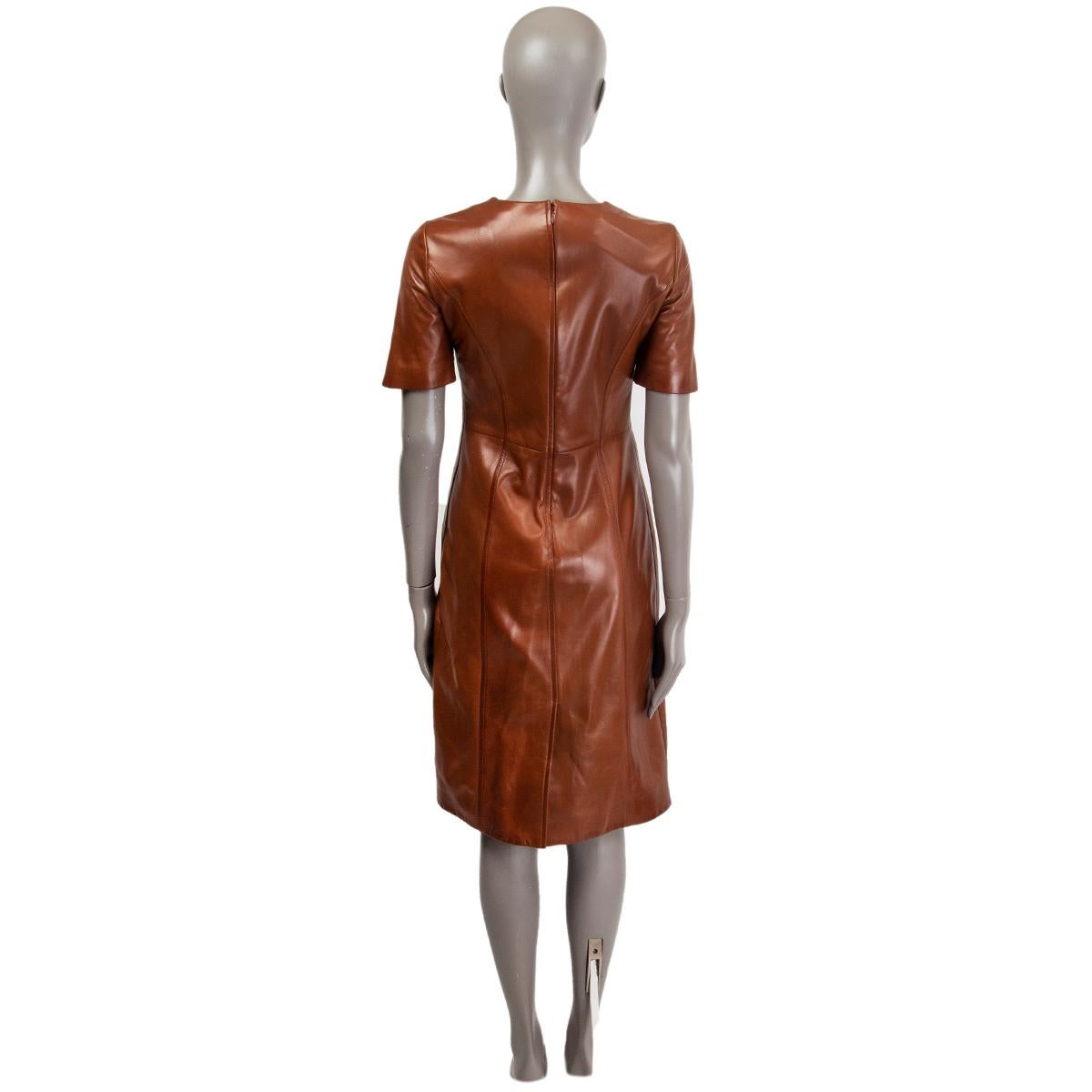 PRADA cognac brown LEATHER SHORT SLEEVE SHIFT Dress 42 M In Excellent Condition For Sale In Zürich, CH