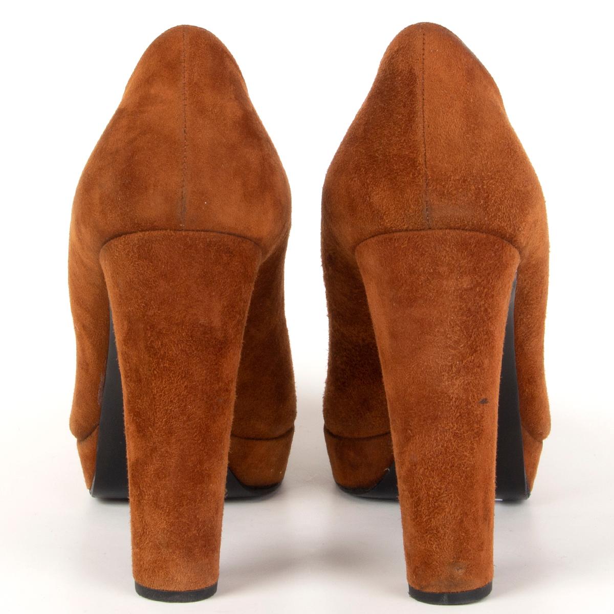 PRADA cognac brown suede CLASSIC PLATFORM Pumps Shoes 40.5 In Excellent Condition For Sale In Zürich, CH