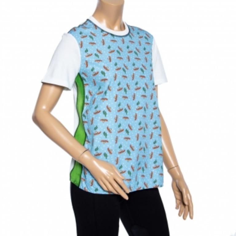 A seamless blend of comfort, luxury, and style, this Prada t-shirt is a must-have piece! Made from cotton and silk in a color block pattern, the creation is elevated by the Cactus Sombrero print. Finished off with a round neckline and short sleeves,
