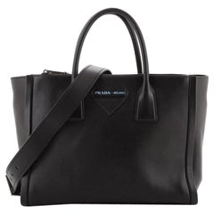 Prada Concept Tote mit doppeltem Reißverschluss aus Kalbsleder Medium