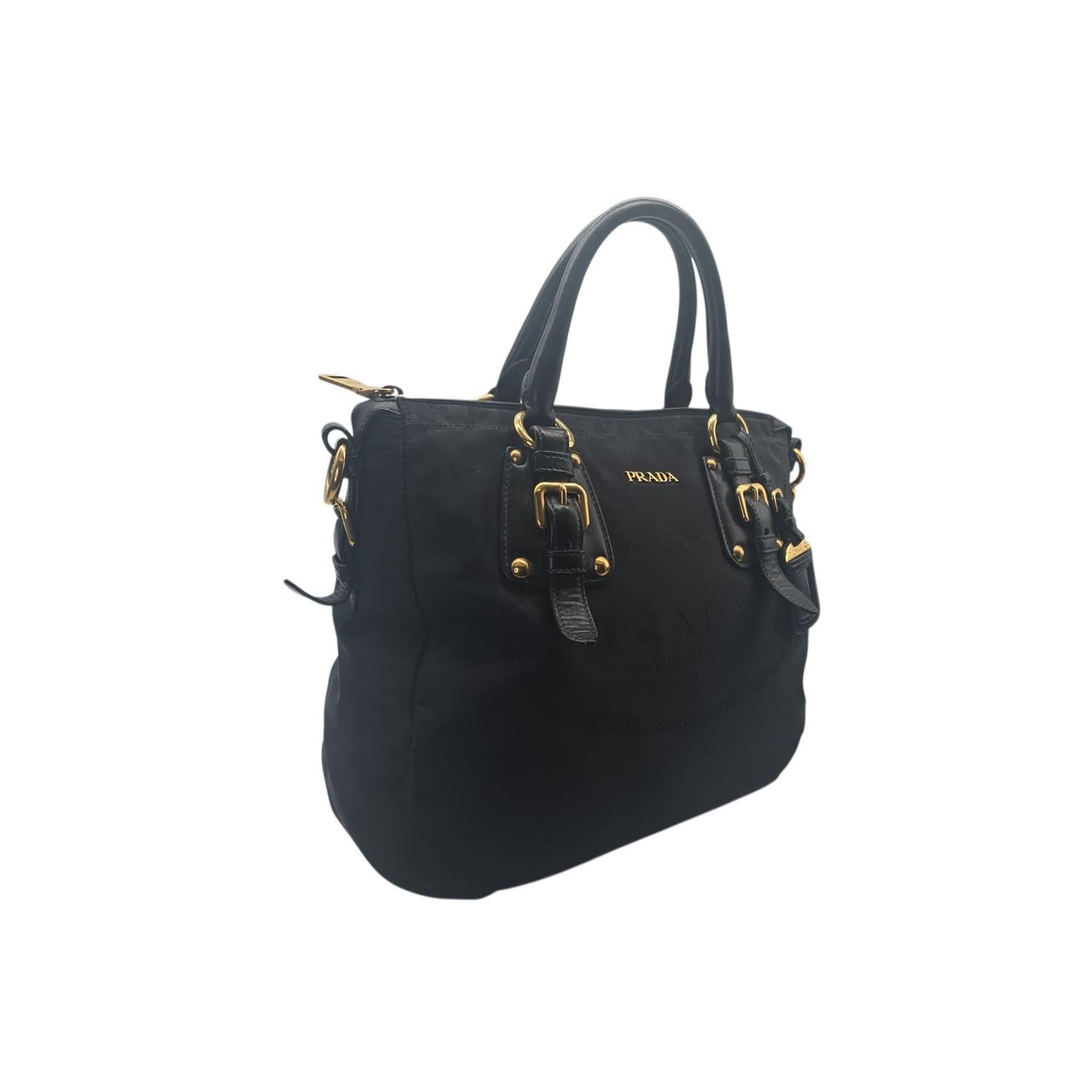 Prova il lusso e lo stile con la Tote di Prada in nylon jacquard bordata di Napa. Realizzato con nylon nero Tessuto di alta qualità e rifinito con pelle di Napa. La borsa presenta un logo Prada ricamato sul davanti, manici in pelle arrotolati con
