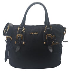 Prada Convertible Logo-Tasche mit Gürtel Tessuto Medium