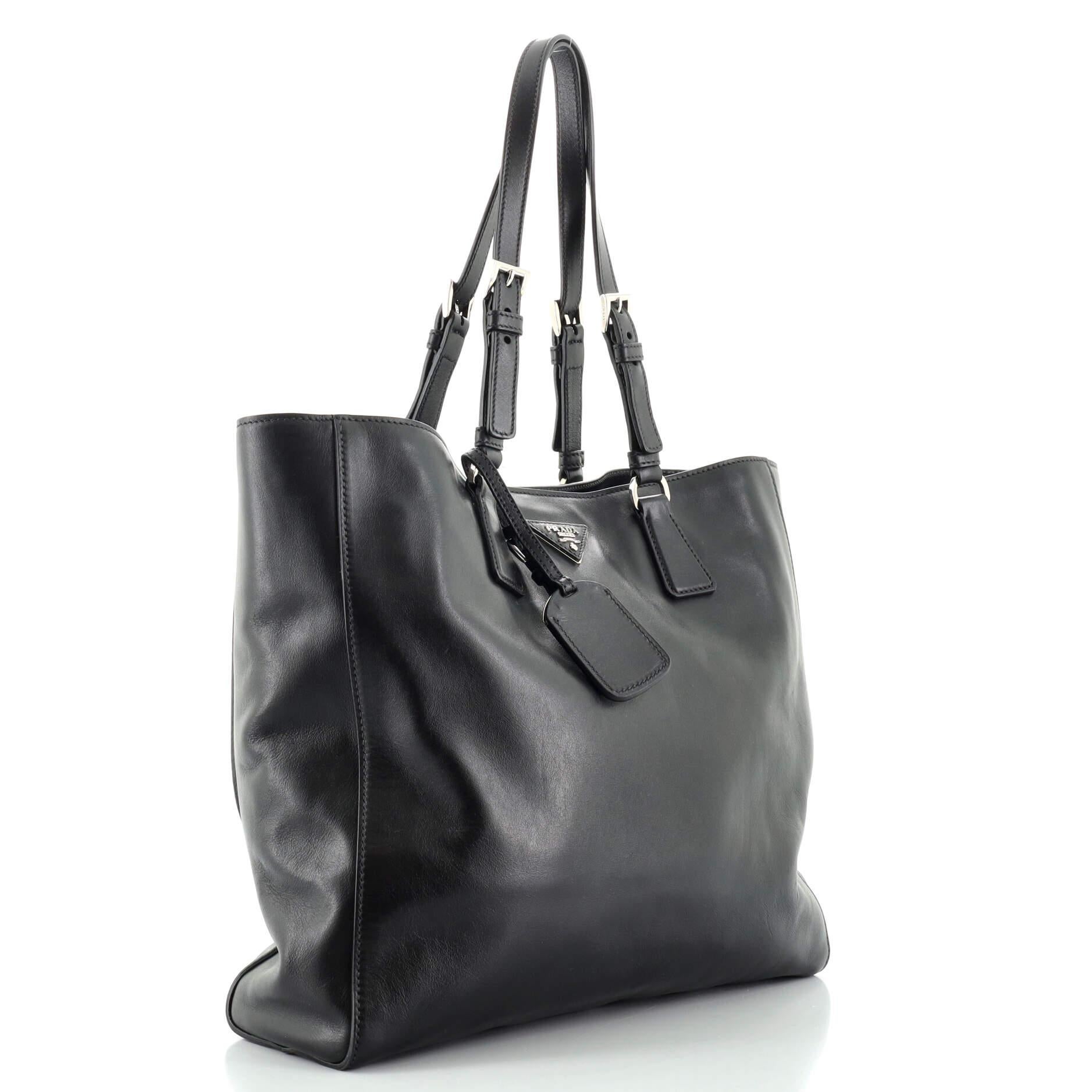Prada Convertible Tote mit Schnalle Soft Calf Large (Schwarz)