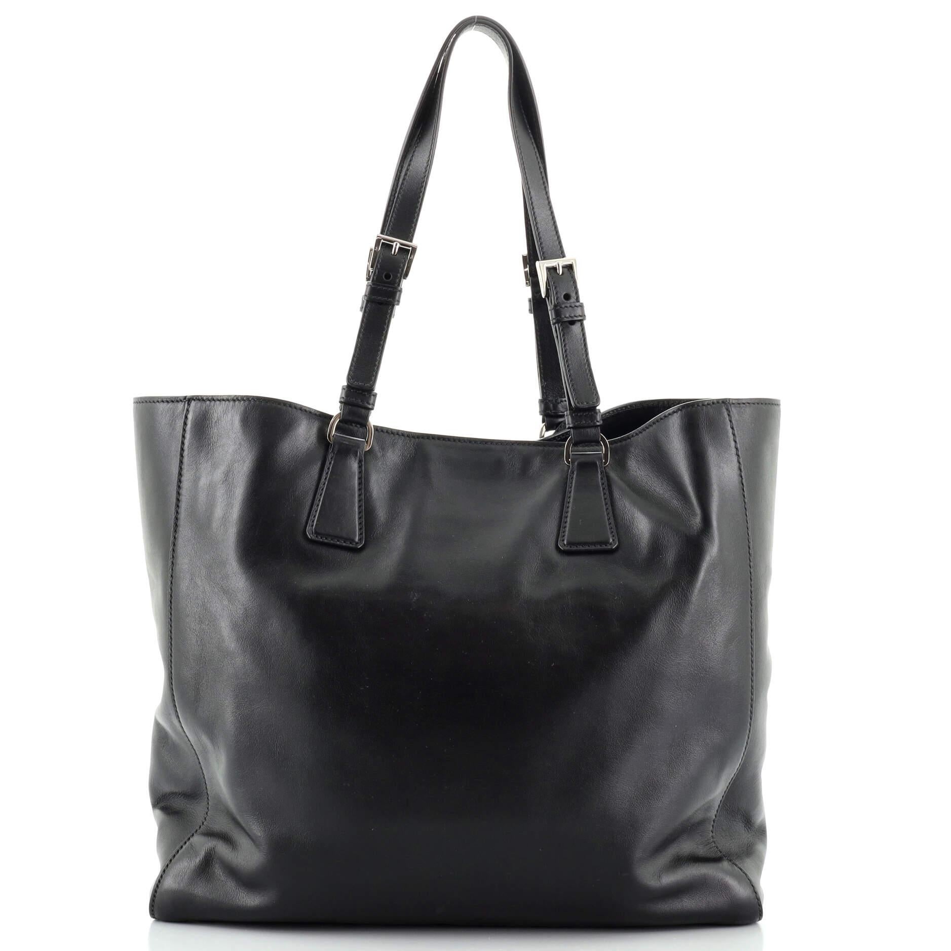 Prada Convertible Tote mit Schnalle Soft Calf Large im Zustand „Gut“ in NY, NY