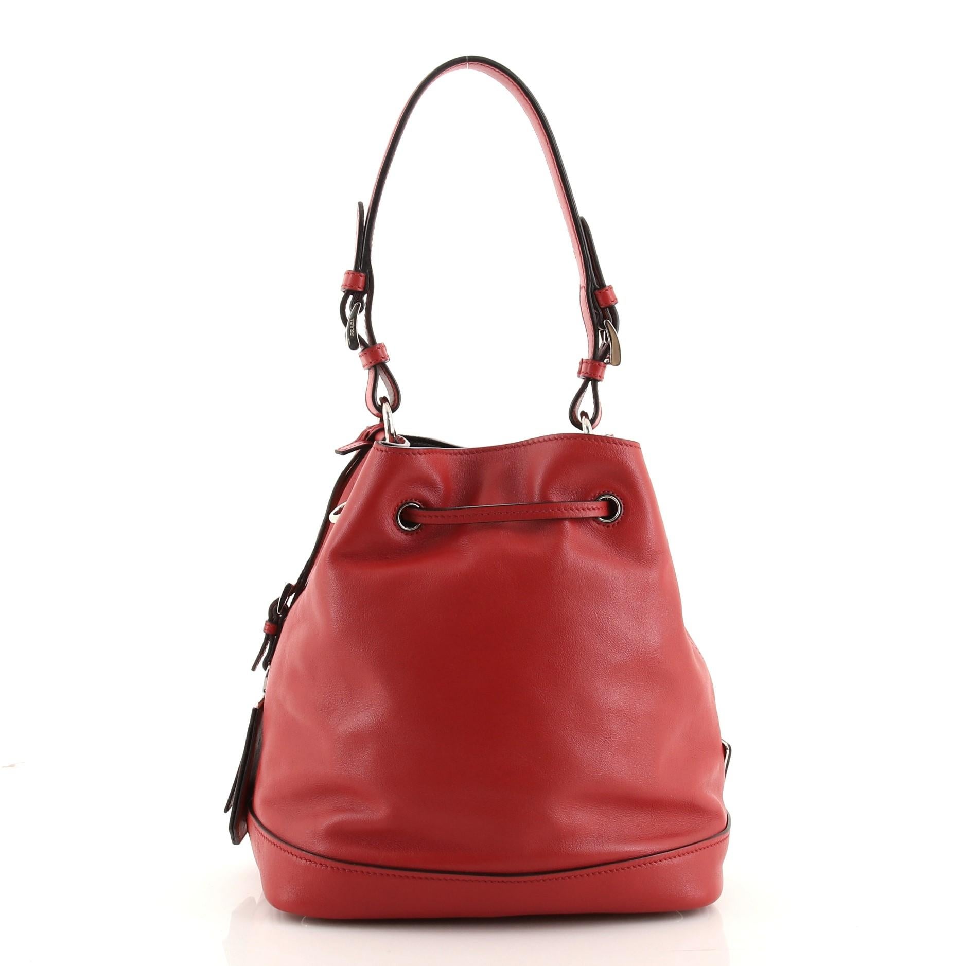 Prada Convertible Bucket Bag aus weichem Kalbsleder mit Kordelzug (Rot)