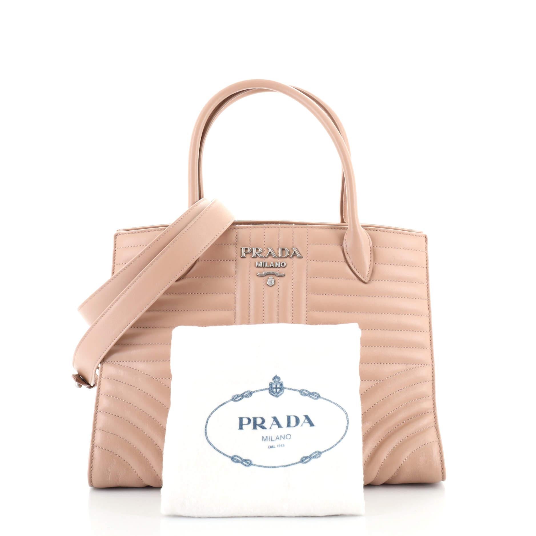 Condizioni: Ottimo. Sgualciture all'esterno, lieve usura sulle maniglie. Piccole ammaccature sul rivestimento interno dell'apertura, graffi sulla ferramenta.
Accessori: Borsa antipolvere, con tracolla
Misure: Altezza 9