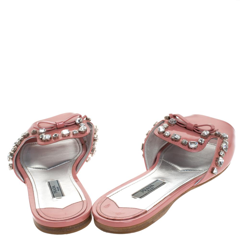 Prada Coral Pink Patent Leather Crystal And Bow Embellished Flat Slides Size 40 In Good Condition In Dubai, Al Qouz 2