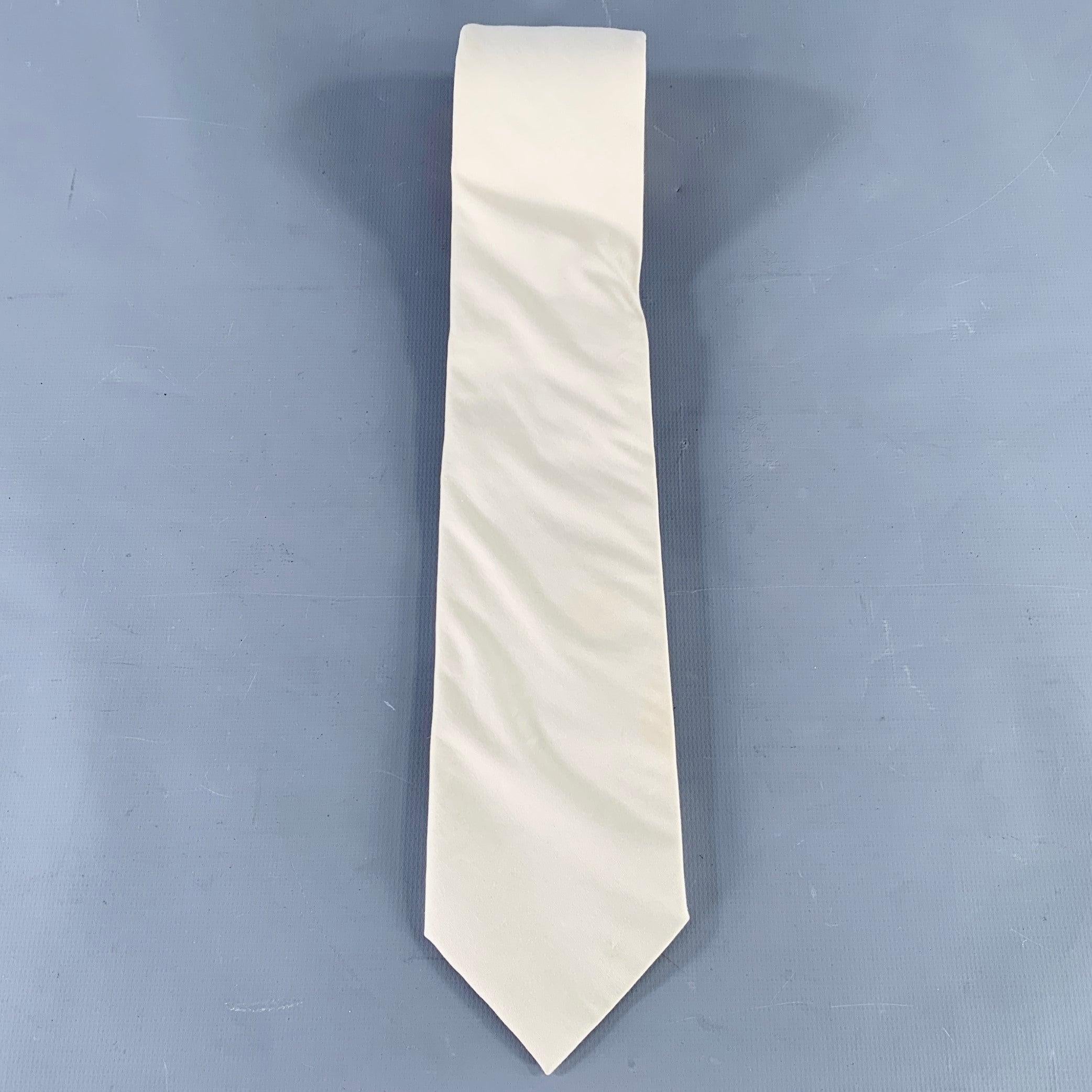 PRADA necktie
in a cream cotton blend fabric featuring a narrow design. Very Good Pre-Owned Condition. 

Measurements: 
  Width: 3 inches Length: 57.5 inches 
  
  
 
Sui Generis Reference: 135853
Category: Tie
More Details
    
Brand:  PRADA
Color: