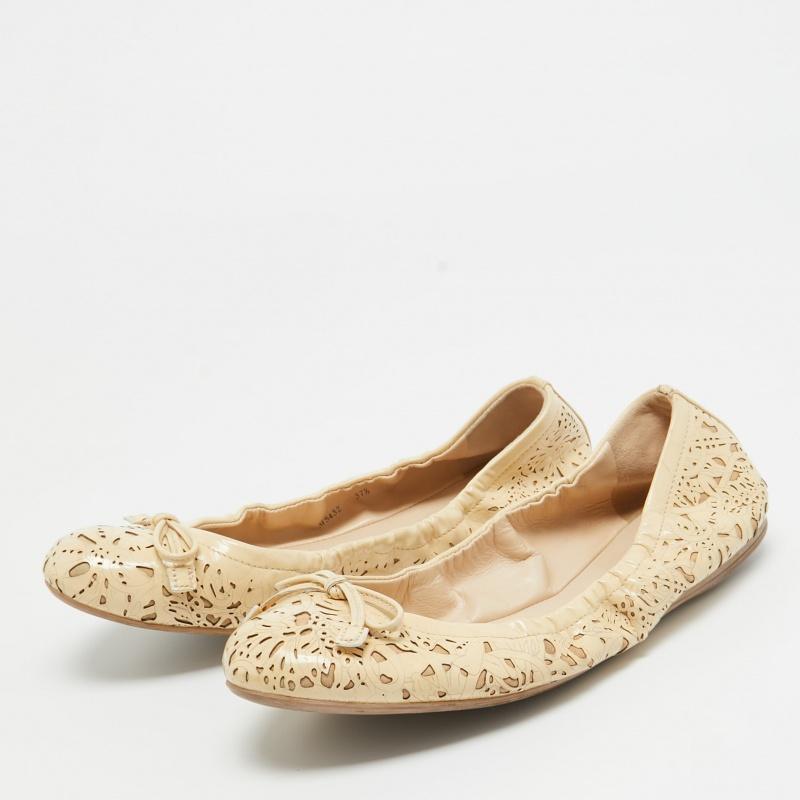Complete your look by adding these Prada ballet flats to your collection of everyday footwear. They are crafted skilfully to grant the perfect fit and style.