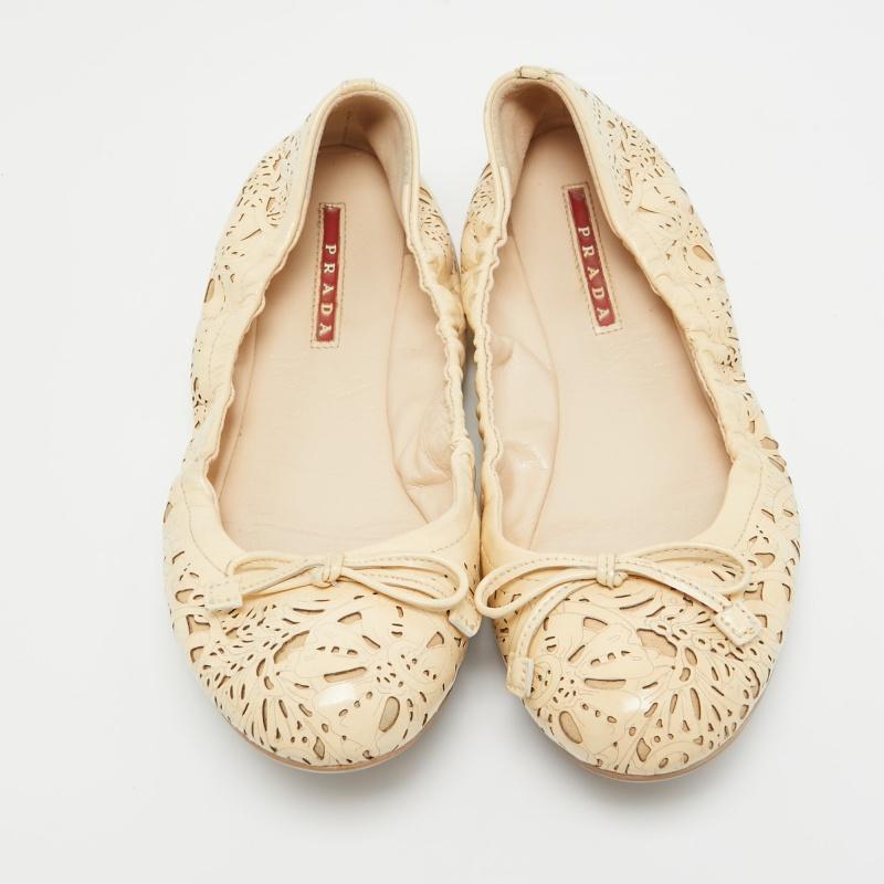 Prada Cream Patent Bow Ballet Flats Size 37.5 In Good Condition In Dubai, Al Qouz 2