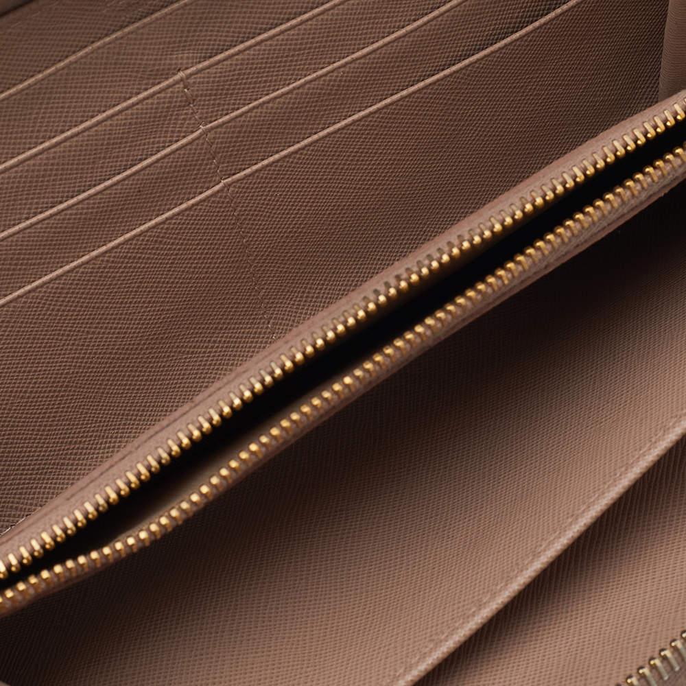 Designed to assist you, this Montblanc wallet comes crafted from leather and styled with a zipper fastening and the brand logo detailing on the exterior. Its interior has multiple slots for your cash and cards. 