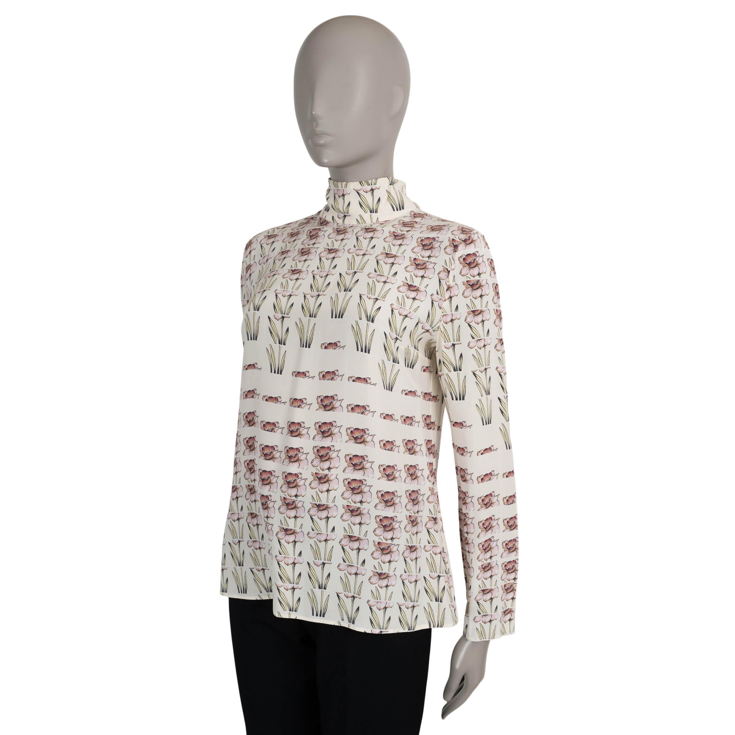 Dieses 100% authentische Prada Oberteil aus cremefarbenem Crêpe de Chine aus Seide ist mit einem zarten Narzissenprint in zartem Rosa und Gelb bedruckt, der die für das Haus typische Mischung aus Eleganz und Launenhaftigkeit widerspiegelt. Die
