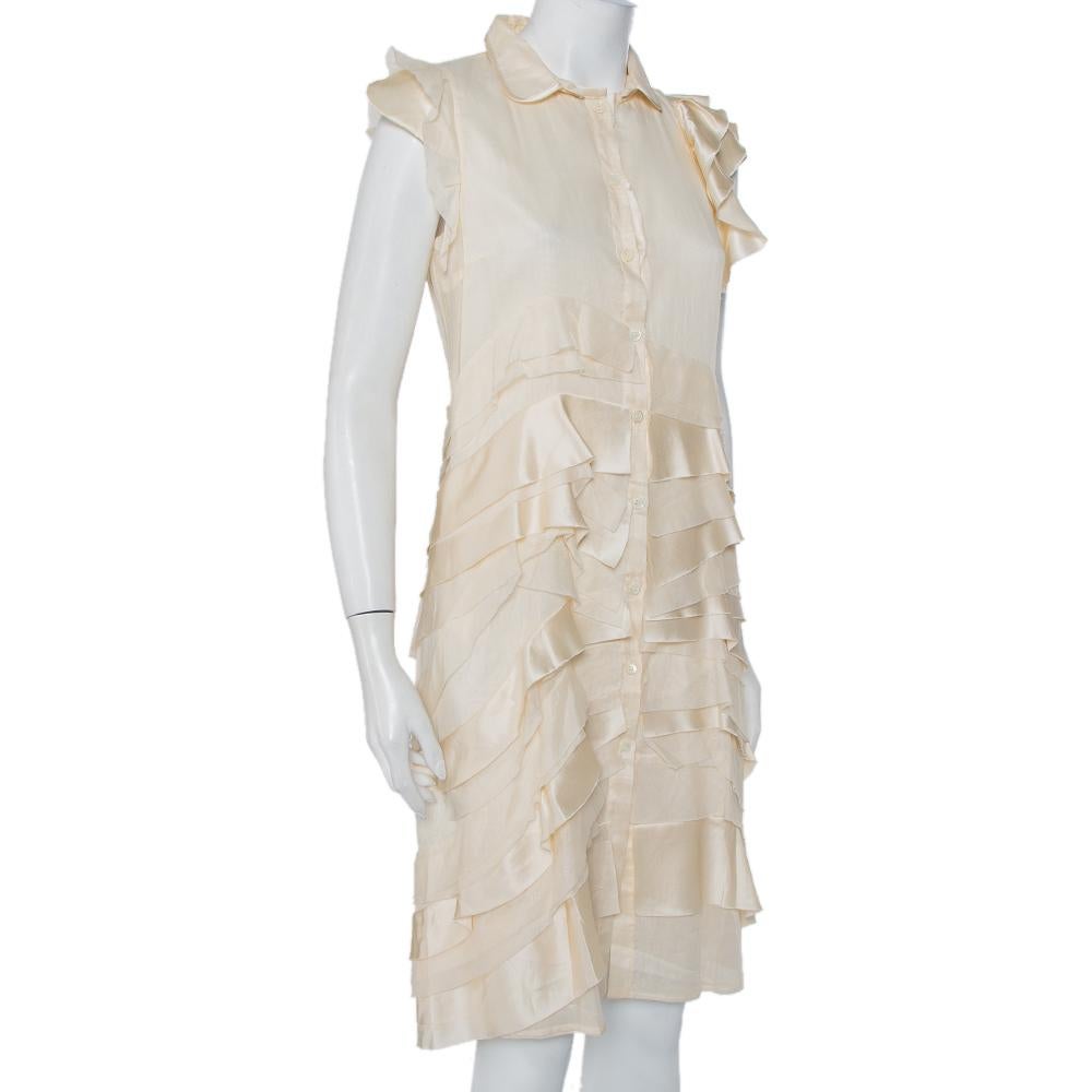 Dieses schmeichelhafte und luxuriöse Kleid von Prada ist umwerfend. Es wurde aus reiner Seide gefertigt und ist in einem schönen Cremeton gehalten. Das Hemdblusenkleid hat einen abnehmbaren Kragen, eine interessante Rüschenverzierung und einen