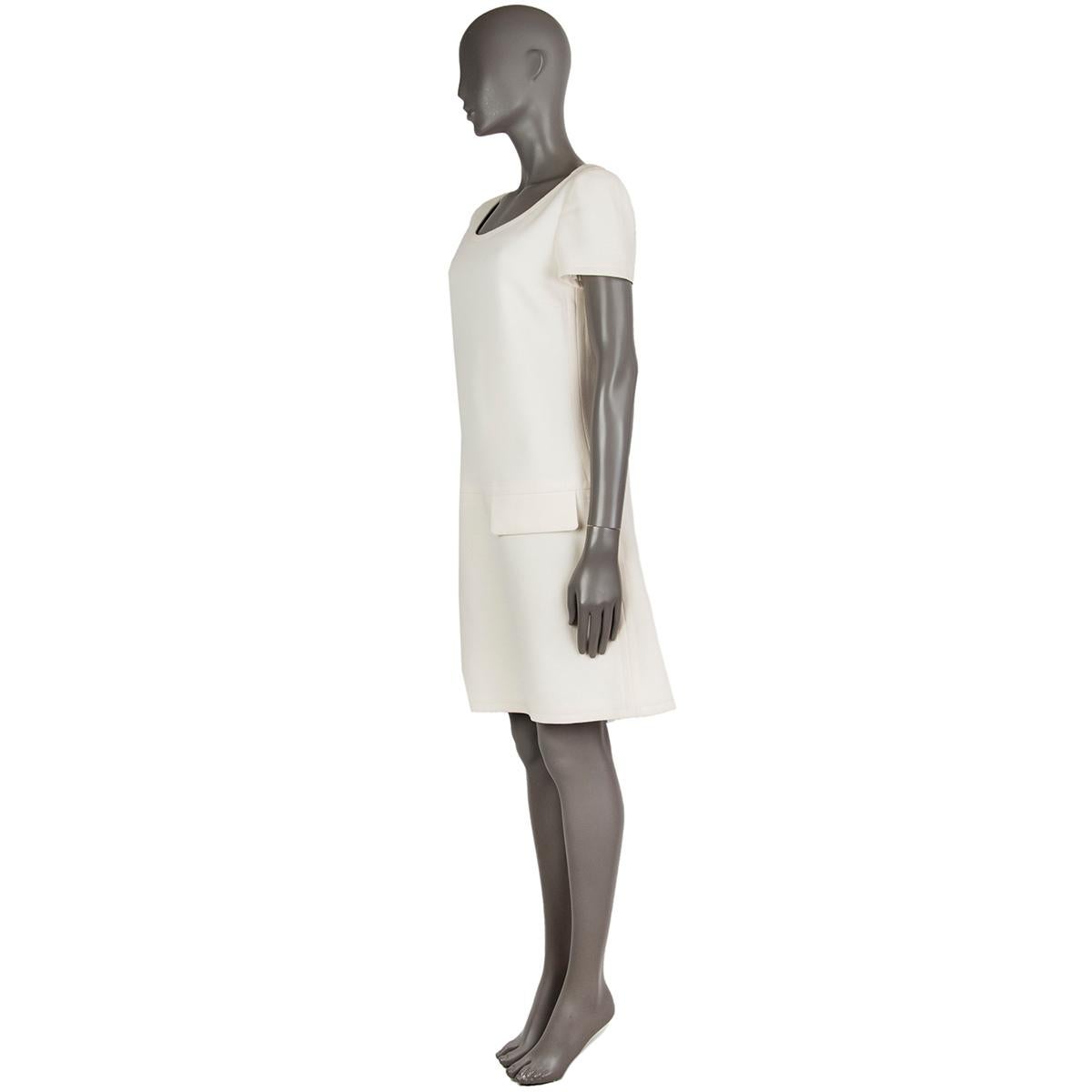 Prada shift dress in cream virgine wool (100%) with a drop-waist, boat neck, short sleeves and two flap pockets in the front. Lined in cream fabric viscose (66%) silk (34%). Has been worn and is in excellent condition

Tag Size 44
Size L
Shoulder