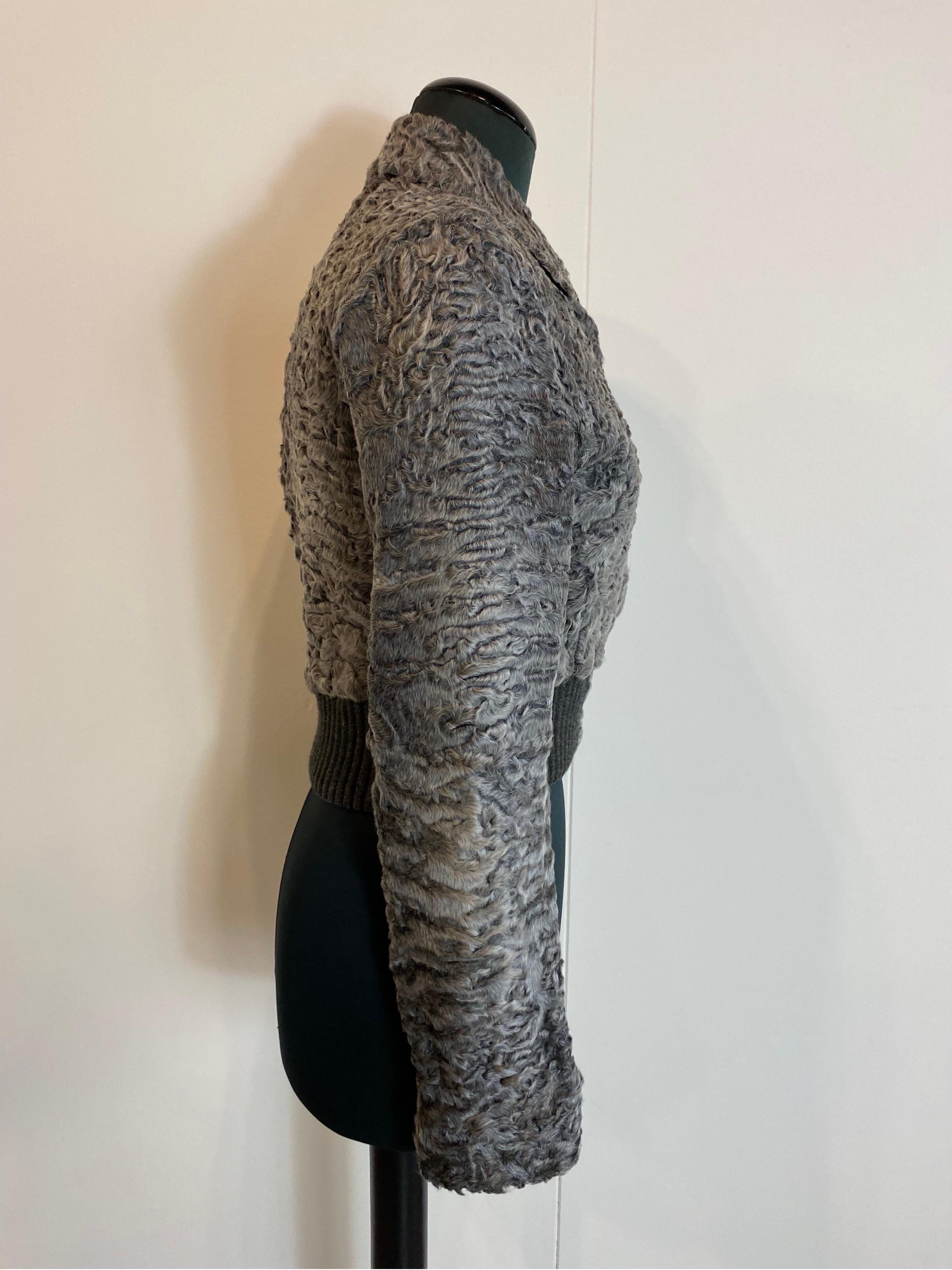 Prada Crop Top Bomberjacke aus grauem Astrakhan-Pelz. (Grau)