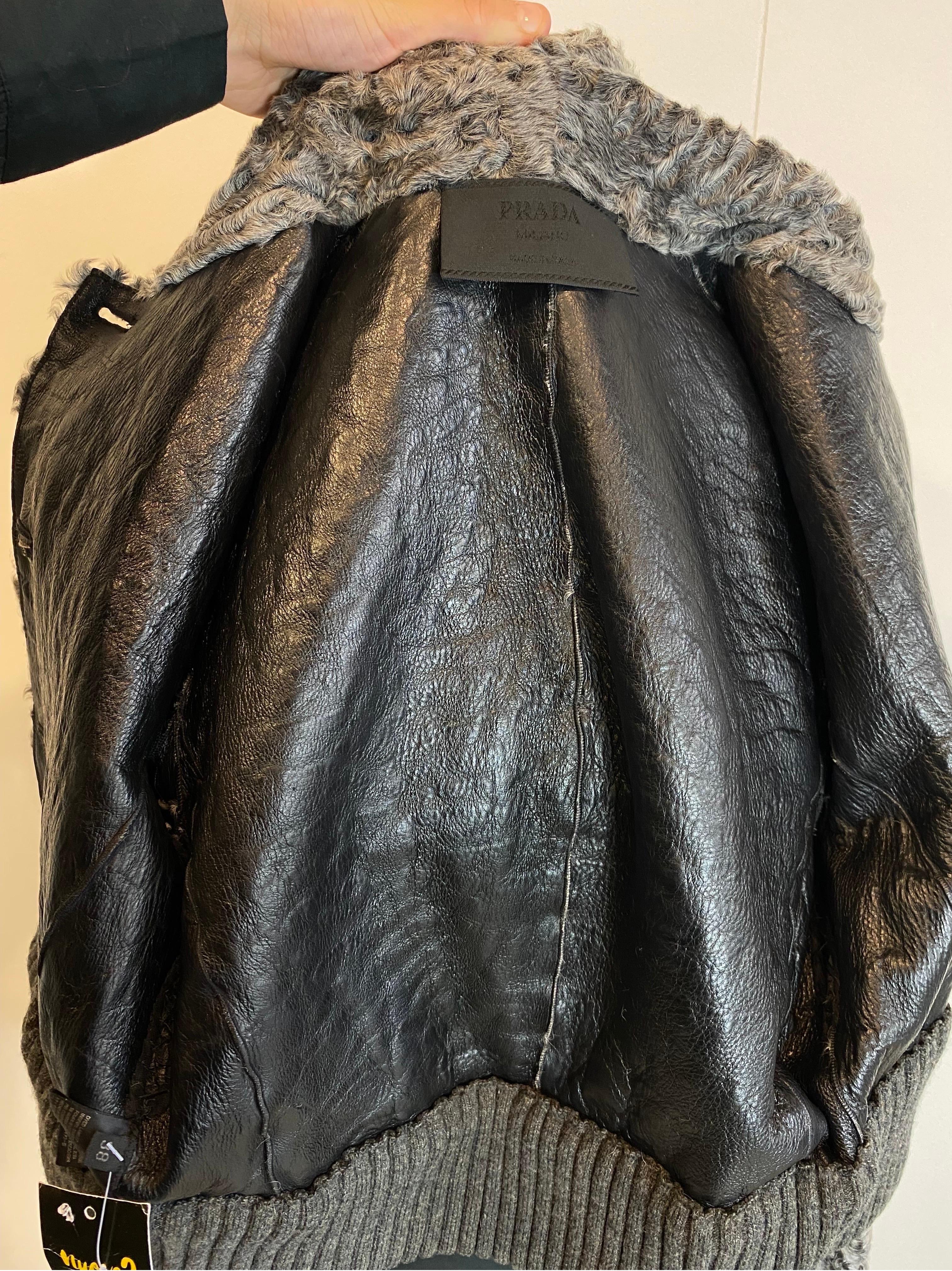 Prada Crop Top Bomberjacke aus grauem Astrakhan-Pelz. für Damen oder Herren