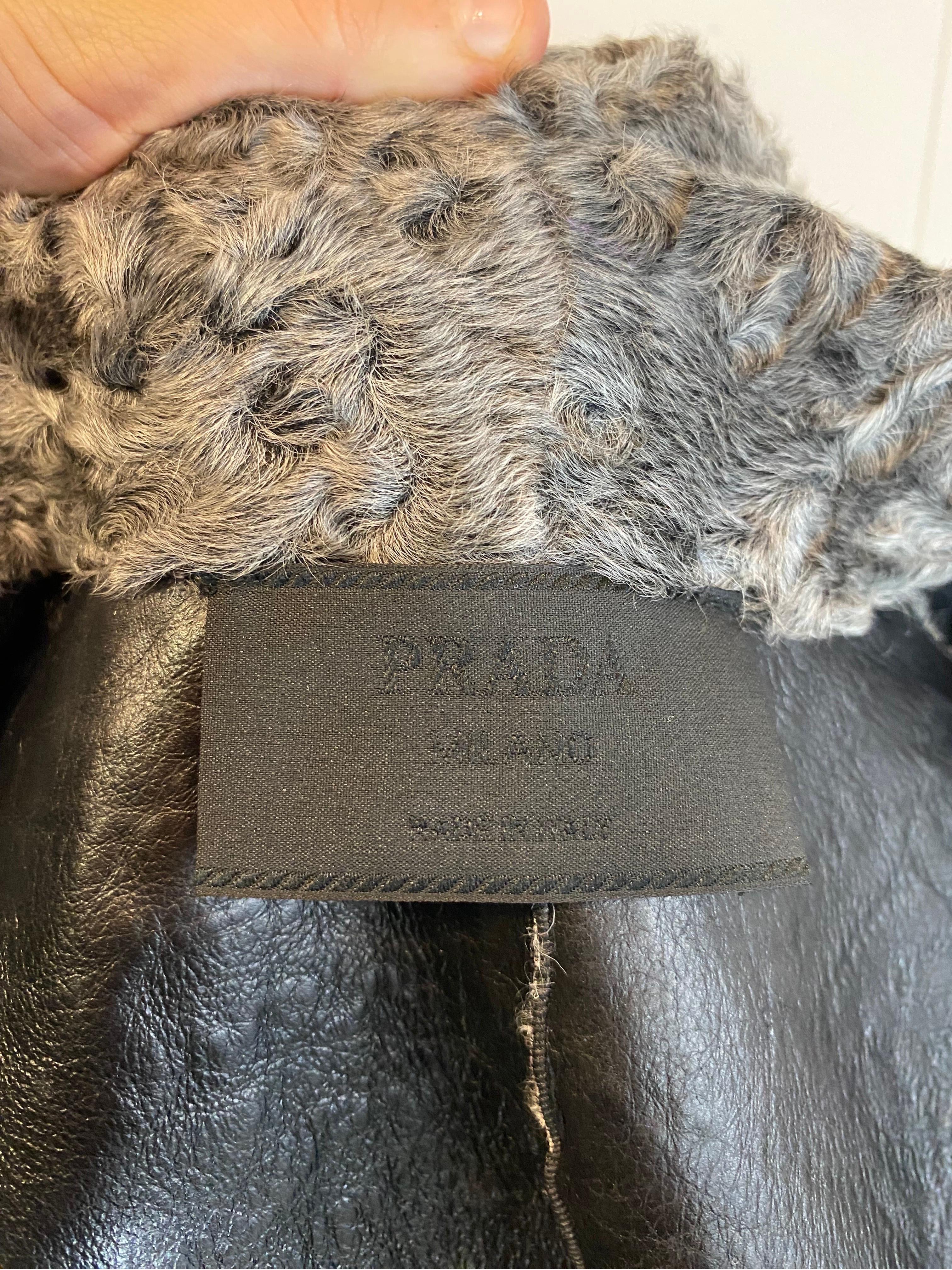 Prada Crop Top Bomberjacke aus grauem Astrakhan-Pelz. 1