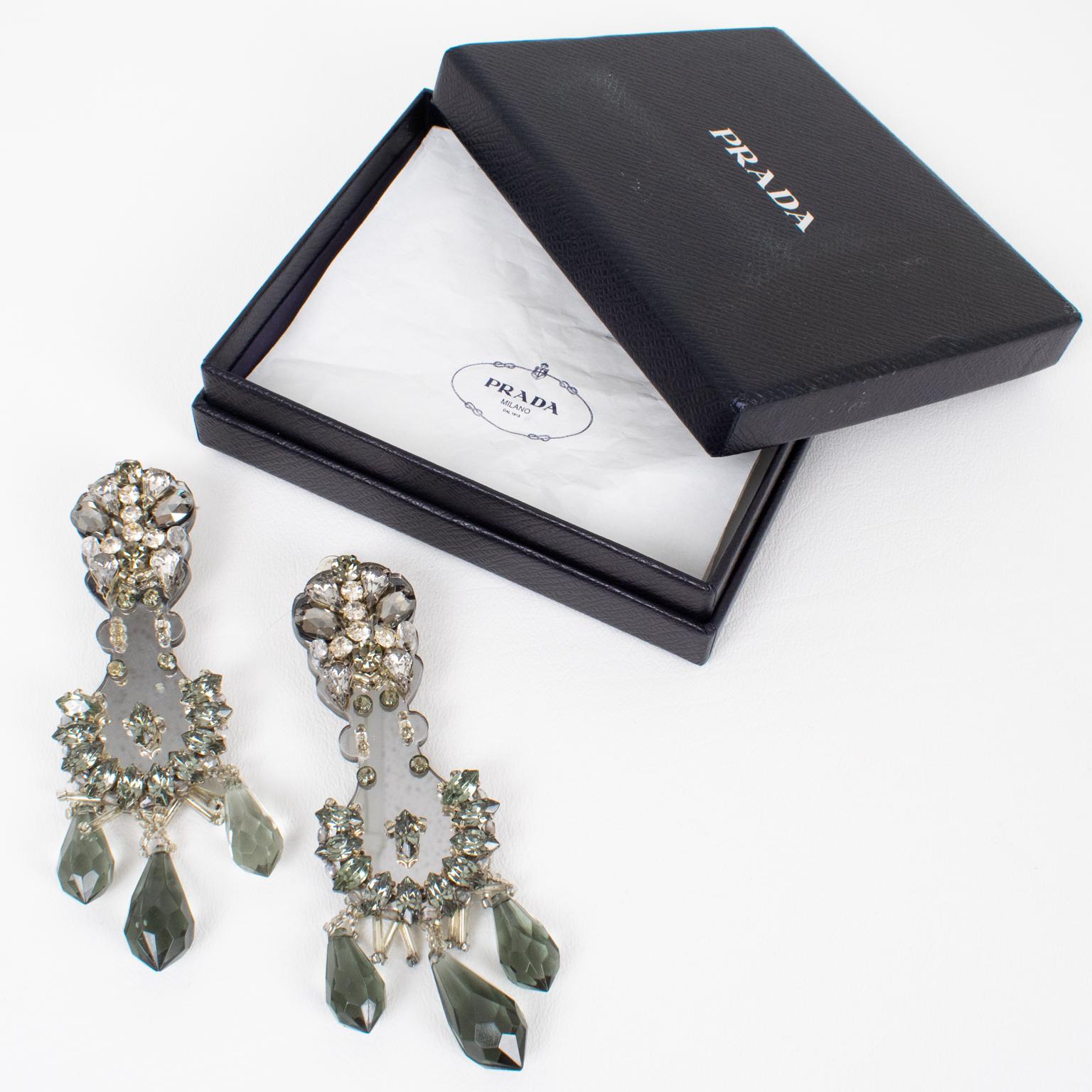 Prada Kristall und Spiegel Kronleuchter Clip-Ohrringe mit baumelnden Charme (Modernistisch) im Angebot