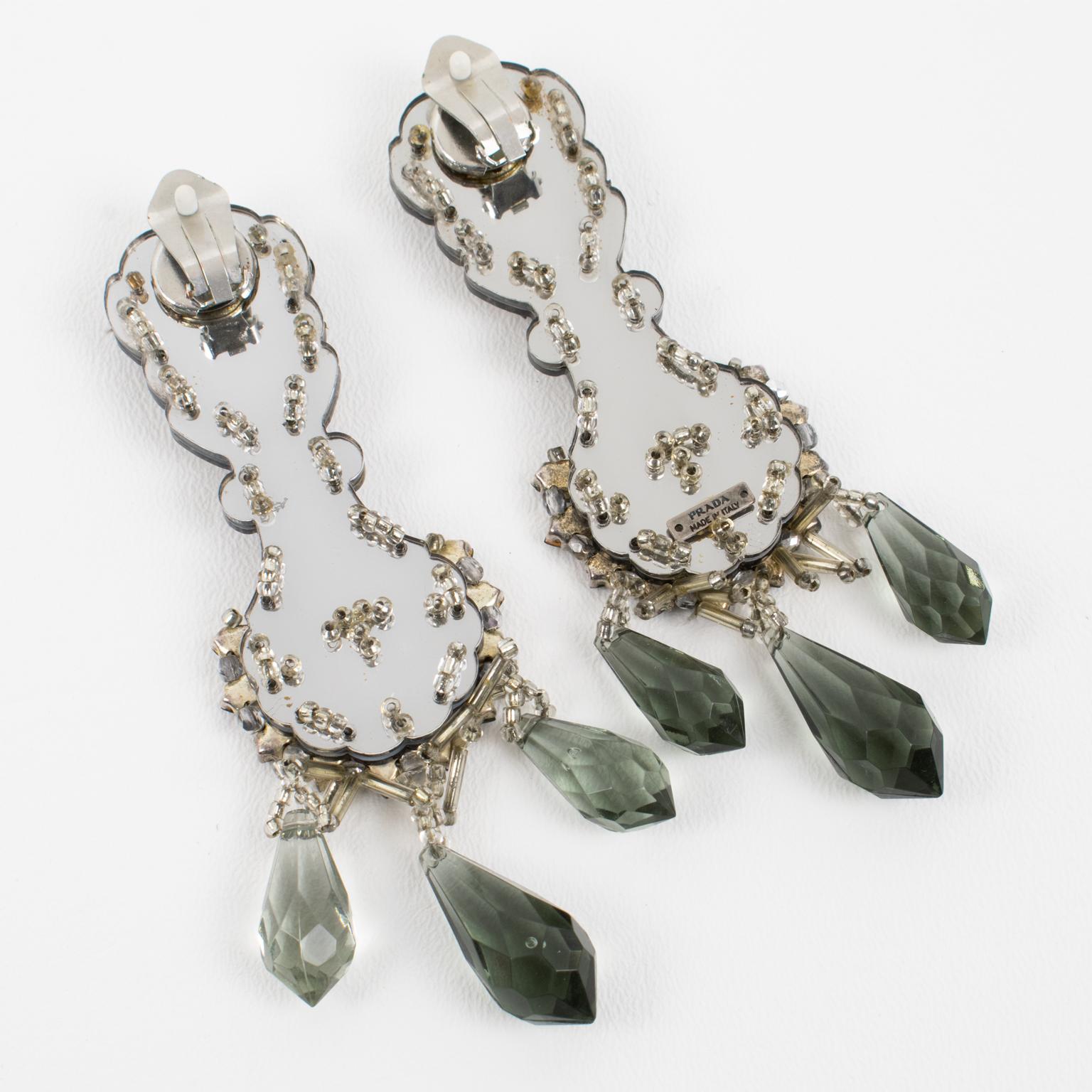 Prada Kristall und Spiegel Kronleuchter Clip-Ohrringe mit baumelnden Charme für Damen oder Herren im Angebot