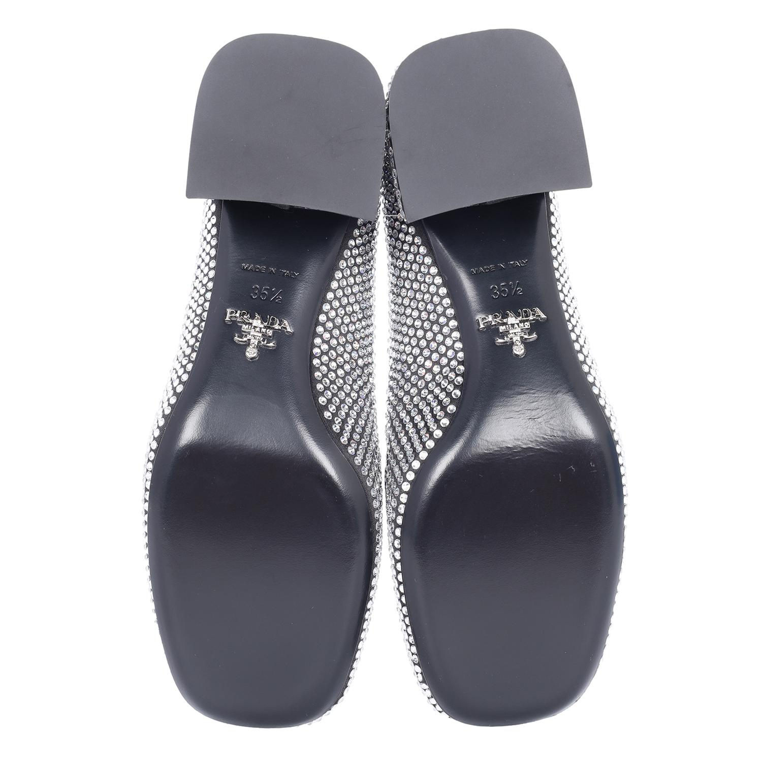 Escarpins Prada avec plaque de logo ornée de cristaux, taille 35,5 en vente 6