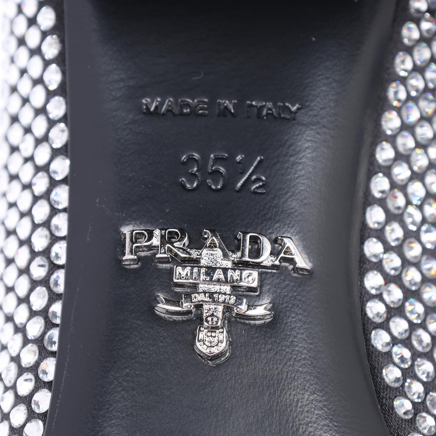 Escarpins Prada avec plaque de logo ornée de cristaux, taille 35,5 en vente 7