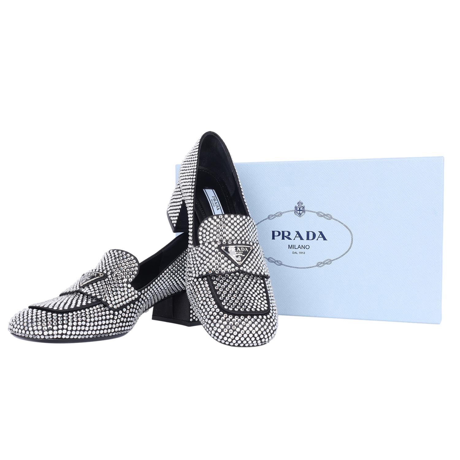 Authentique NEW Prada crystal embellished logo loafer pump shoes. Ces chaussures sont tout simplement magnifiques ! 

Vous allez adorer l'éclat.

Fabriqué en Italie   Taille 35.5 - convient à la taille 6 US

Taille : EU 35.5 (Approx. US 6) Regular
