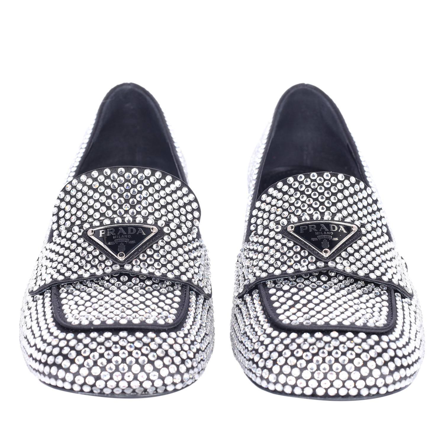Escarpins Prada avec plaque de logo ornée de cristaux, taille 35,5 en vente 2