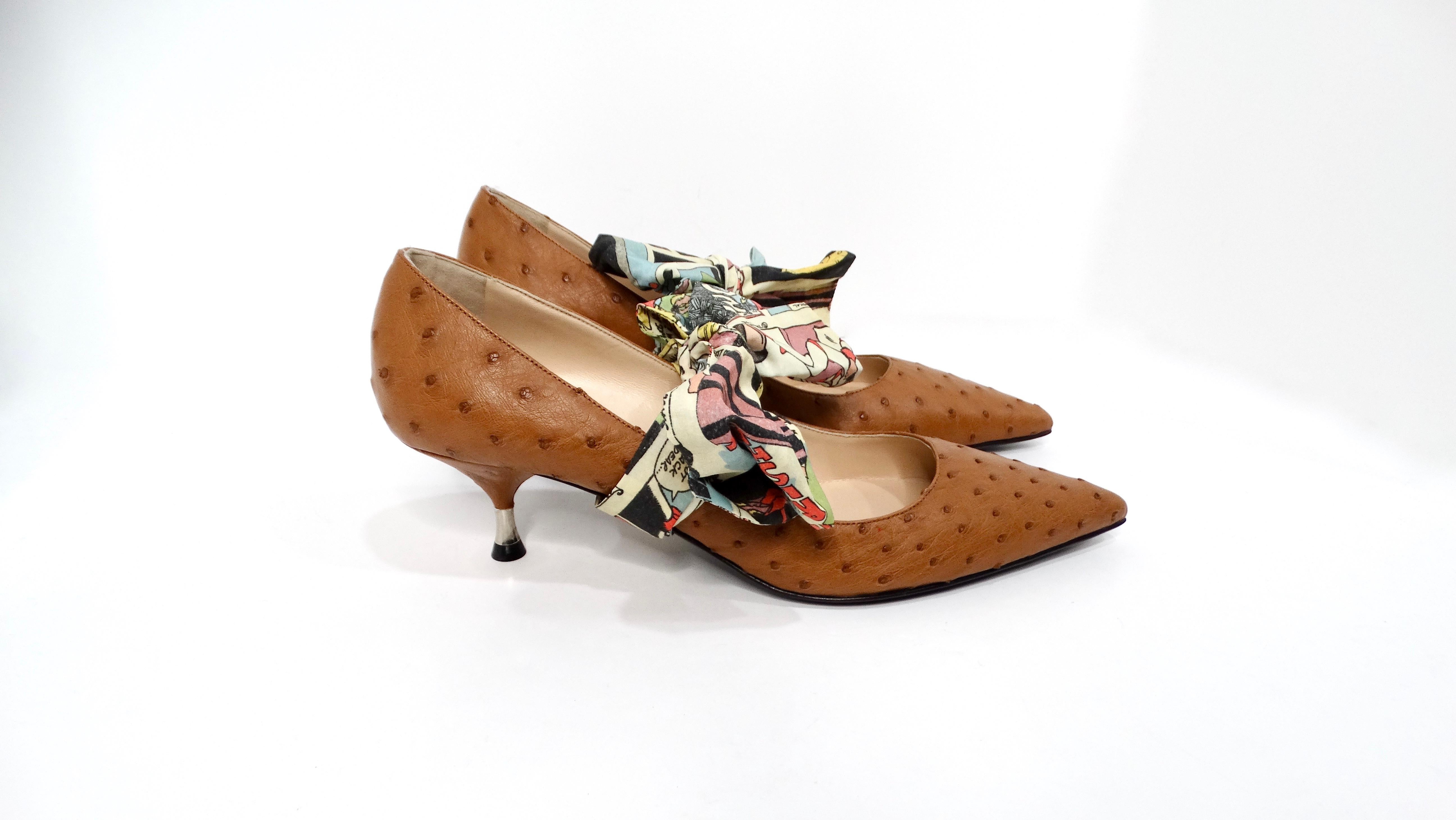 Le Prada Custom Brown Leather Ostrich Embossed Kitten Heels with Removable Bow sono un lussuoso mix di raffinatezza e charme. Realizzate in pelle marrone di alta qualità con una splendida finitura in rilievo, queste eleganti décolleté presentano un