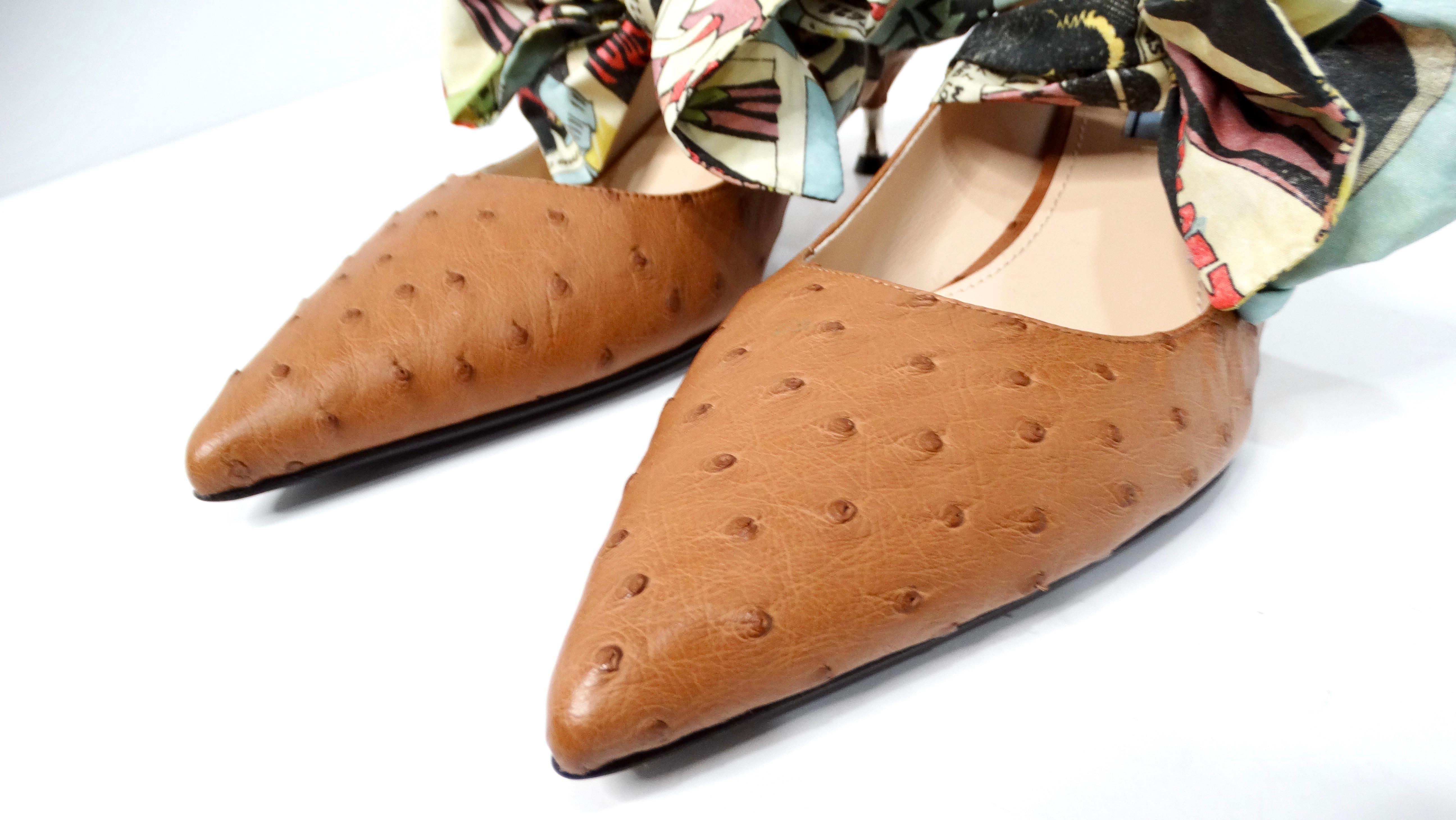 Prada Custom Brown Pelle Struzzo Embossed Kitten Heels Con Fiocco Rimovibile In condizioni buone in vendita a Scottsdale, AZ