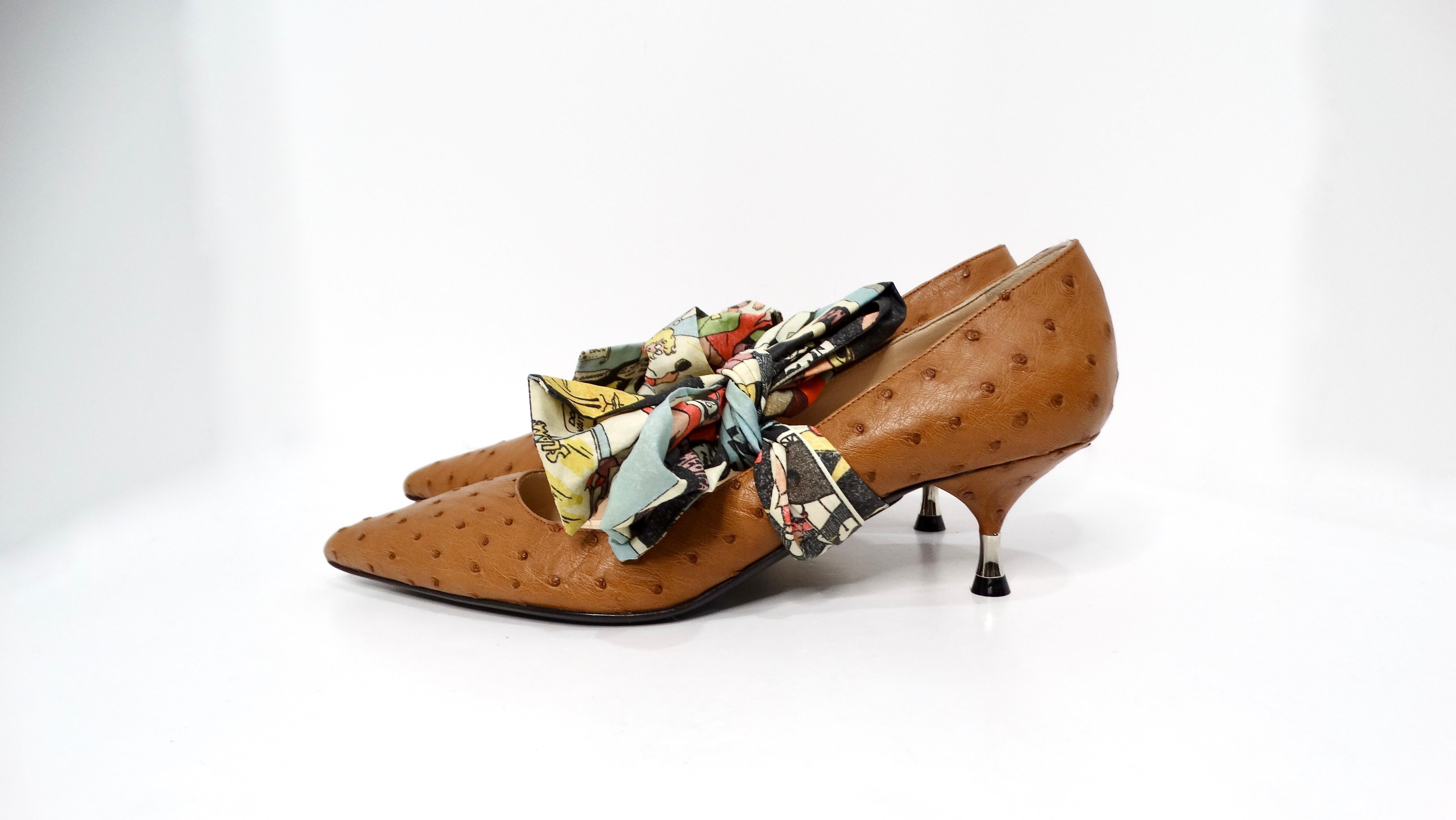 Donna Prada Custom Brown Pelle Struzzo Embossed Kitten Heels Con Fiocco Rimovibile in vendita