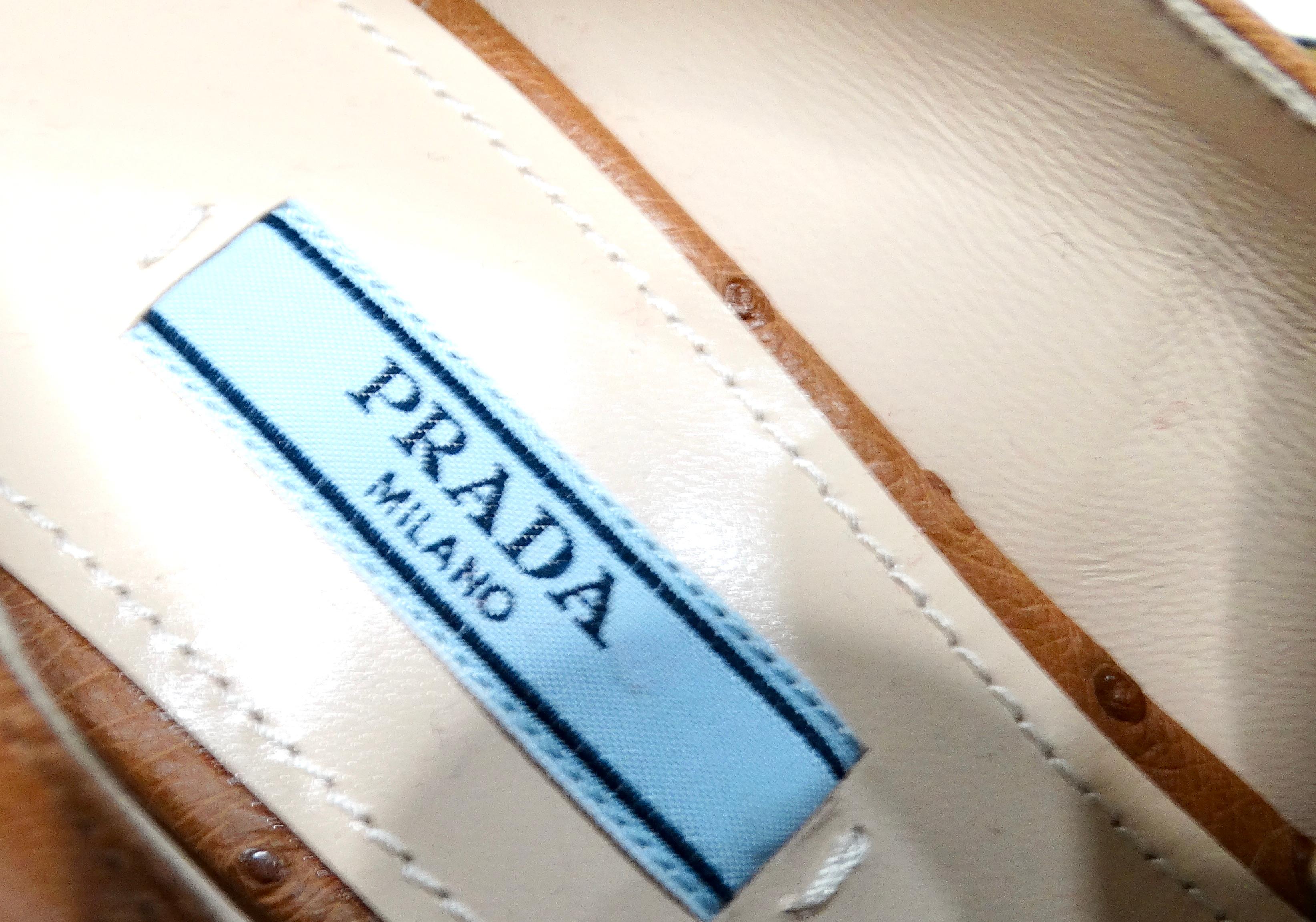 Prada Custom Brown Pelle Struzzo Embossed Kitten Heels Con Fiocco Rimovibile in vendita 3