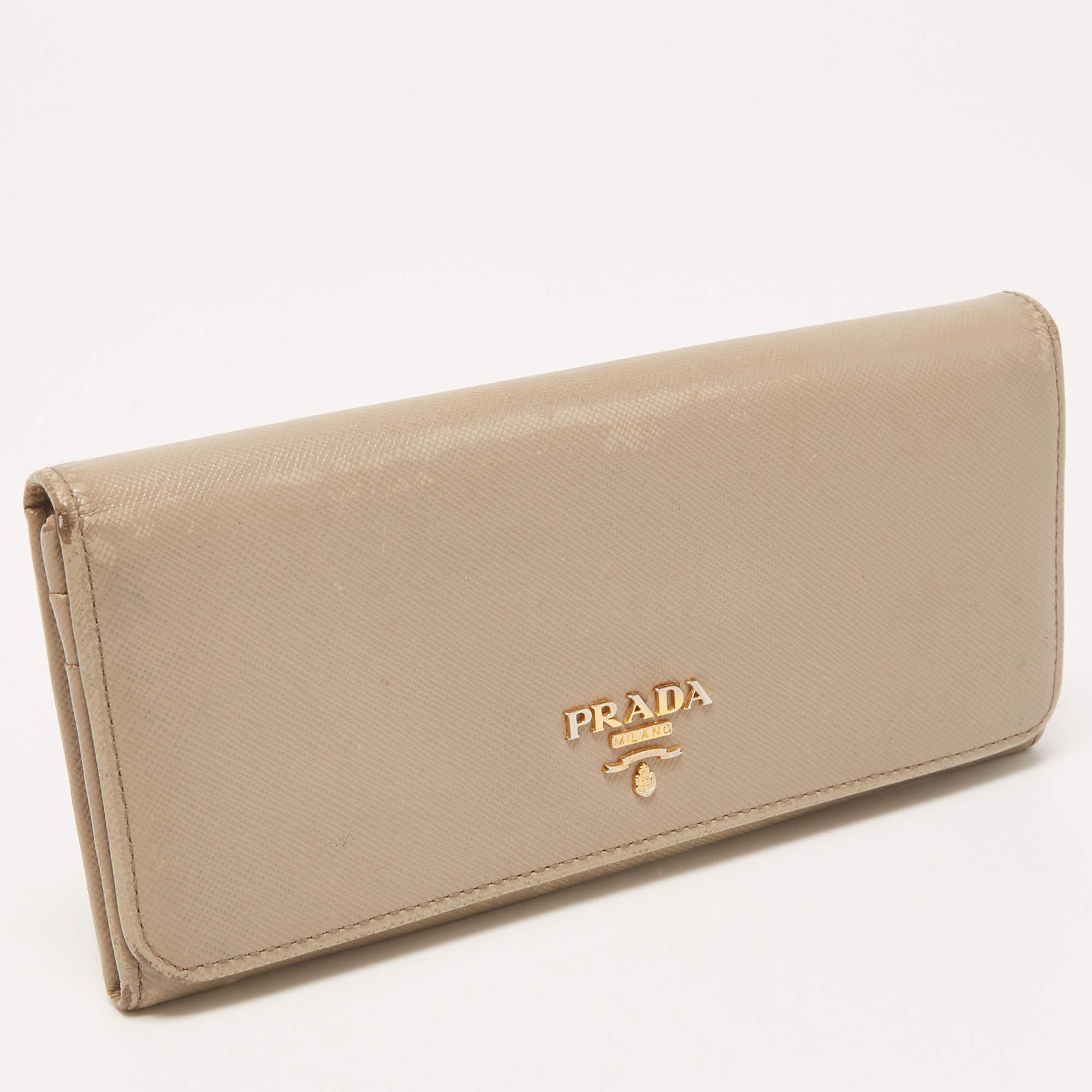 Beige Portafoglio continentale con patta di Prada in pelle saffiano beige scuro in vendita