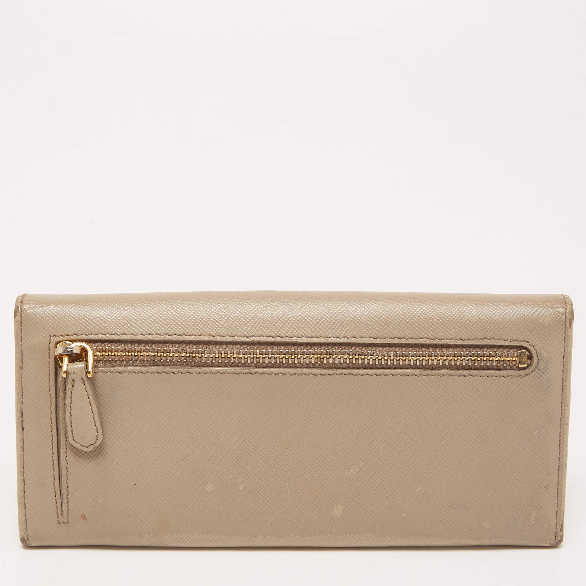 Portafoglio continentale con patta di Prada in pelle saffiano beige scuro In condizioni discrete in vendita a Dubai, Al Qouz 2