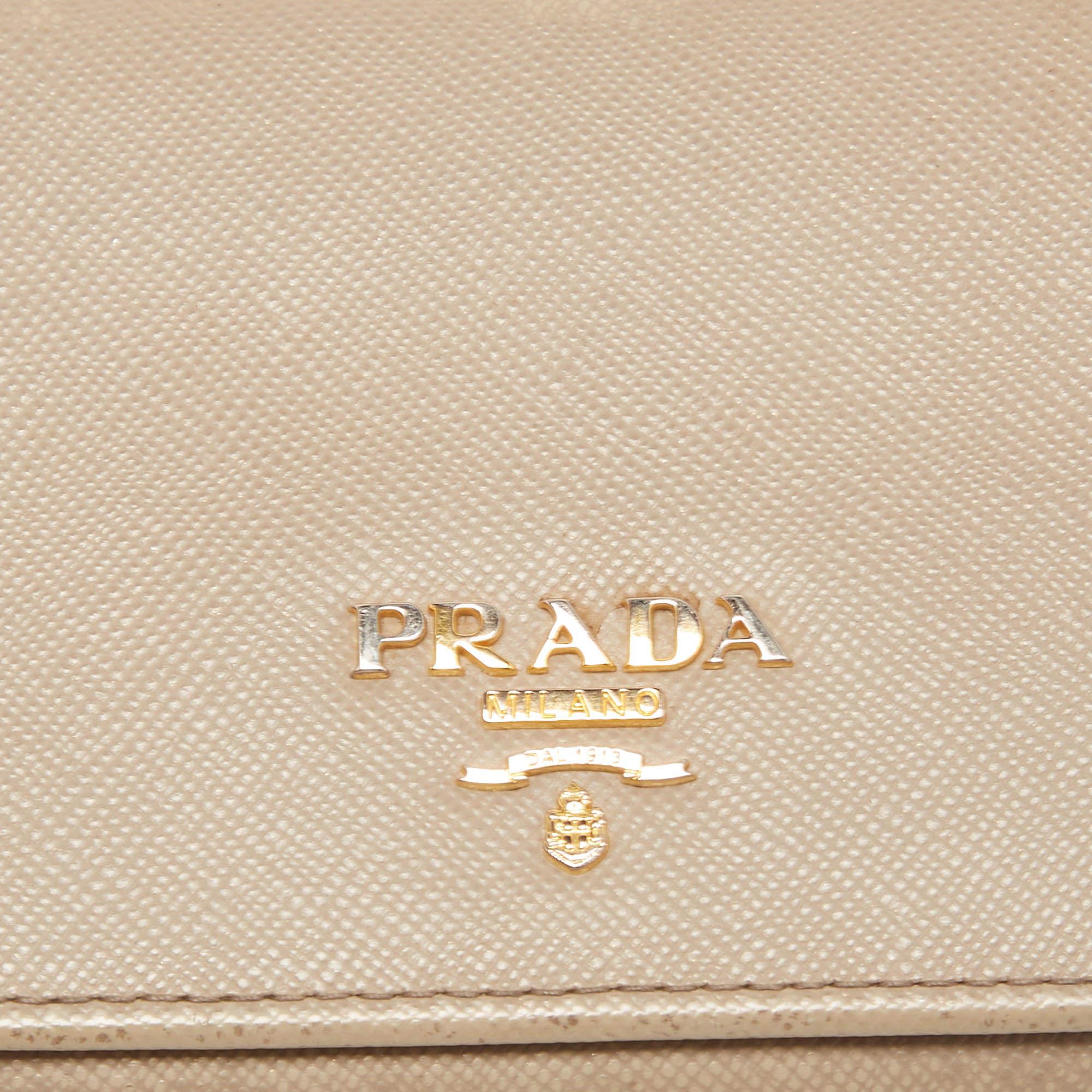 Donna Portafoglio continentale con patta di Prada in pelle saffiano beige scuro in vendita