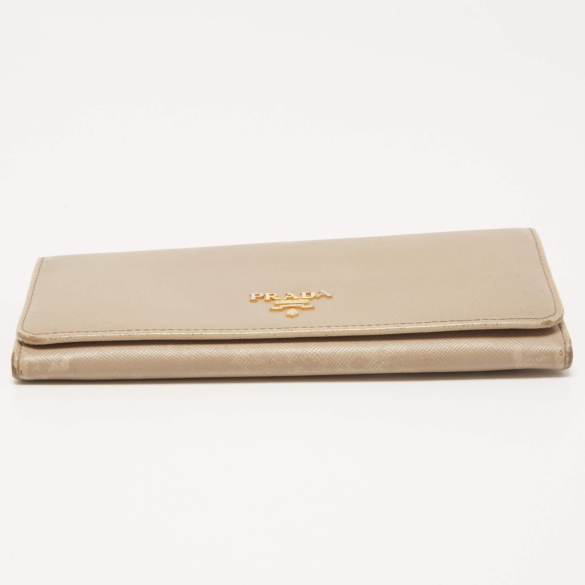 Portafoglio continentale con patta di Prada in pelle saffiano beige scuro in vendita 1