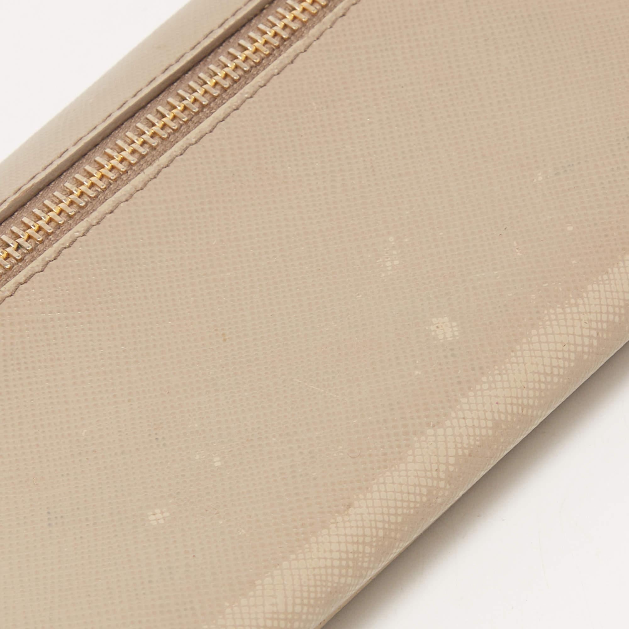 Portafoglio continentale con patta di Prada in pelle saffiano beige scuro in vendita 2