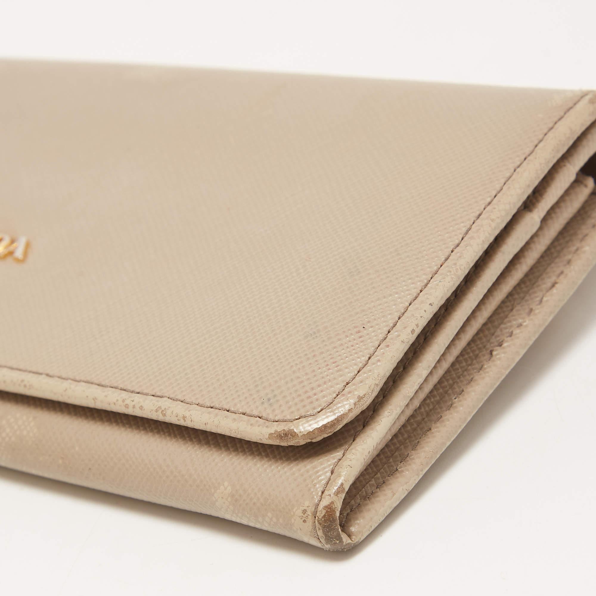 Portafoglio continentale con patta di Prada in pelle saffiano beige scuro in vendita 4