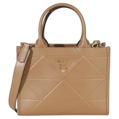 Mini borsa Tote "Triangolo Symbole" di Prada in morbida pelle di vitello beige scuro