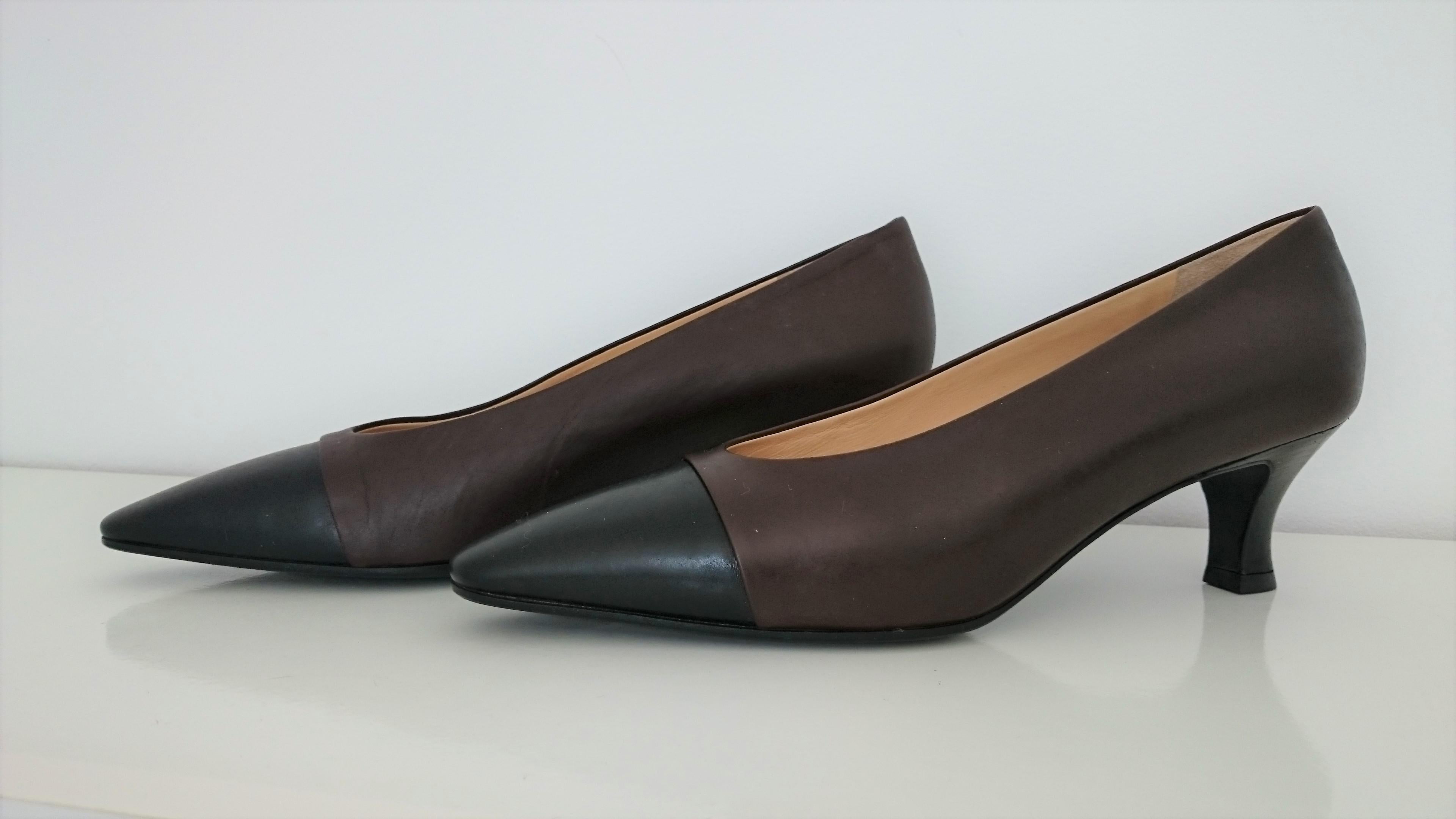 Prada Heels in Leather.
Colors: Brown and Black.
Great conditions.
Heel height: 5.2 cm
Size: 39 1/2 (EU)
Made in Italy