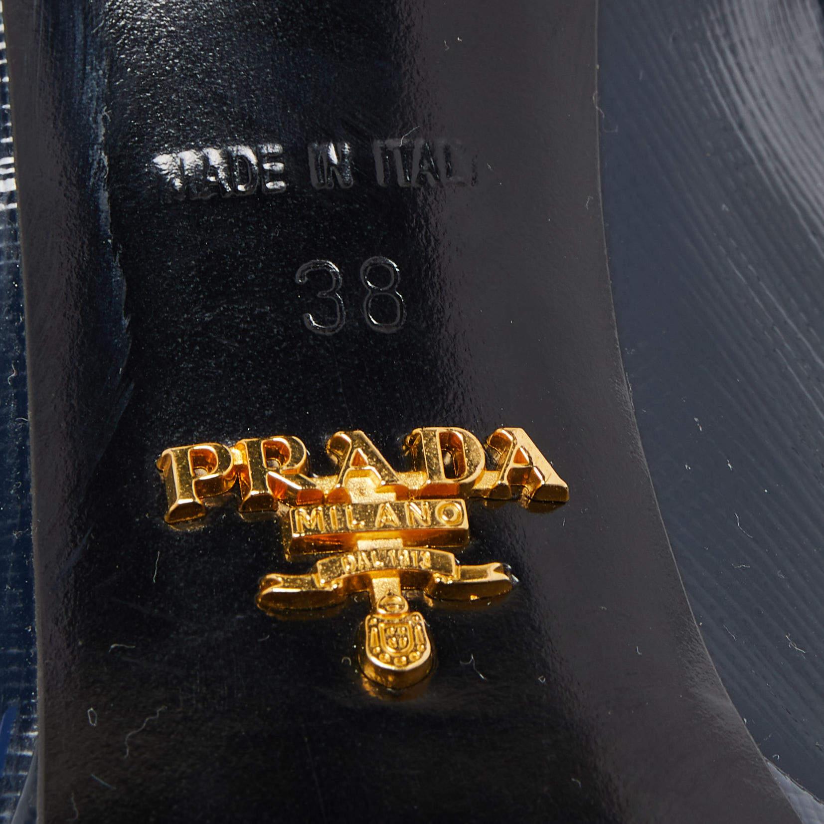 Escarpins Prada à bout ouvert en cuir verni bleu foncé, taille 38 en vente 1