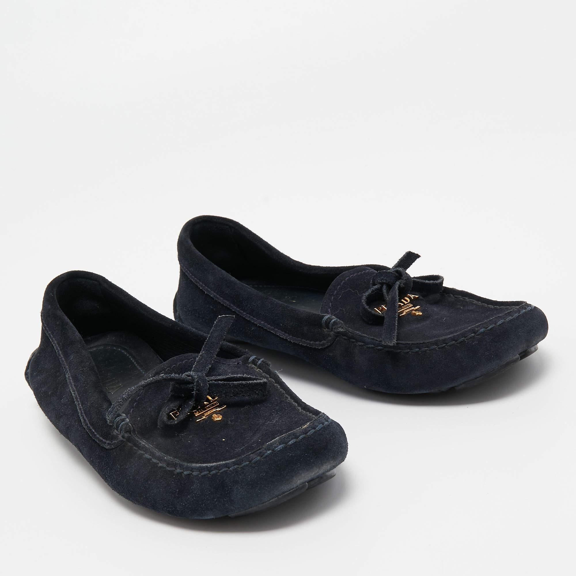 Prada - Mocassins en daim bleu foncé avec nœud, taille 35,5 Bon état - En vente à Dubai, Al Qouz 2