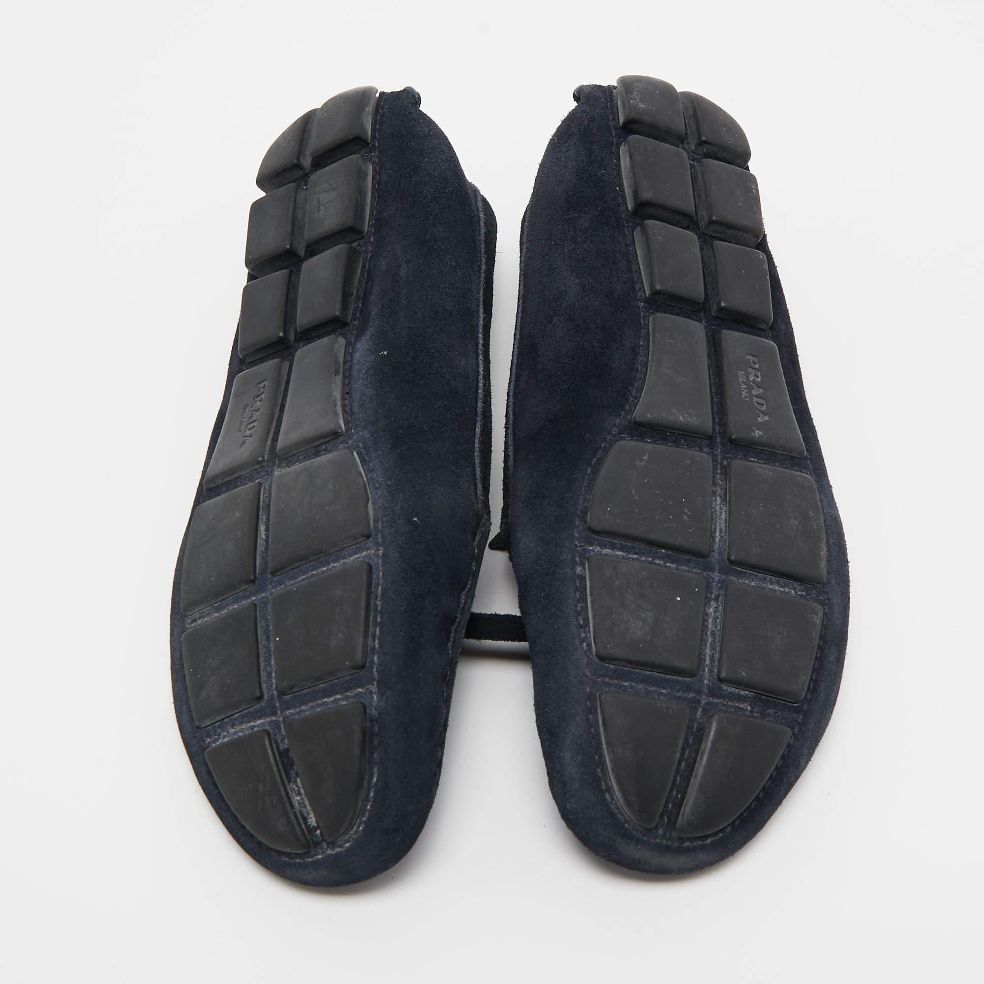 Prada - Mocassins en daim bleu foncé avec nœud, taille 35,5 en vente 1