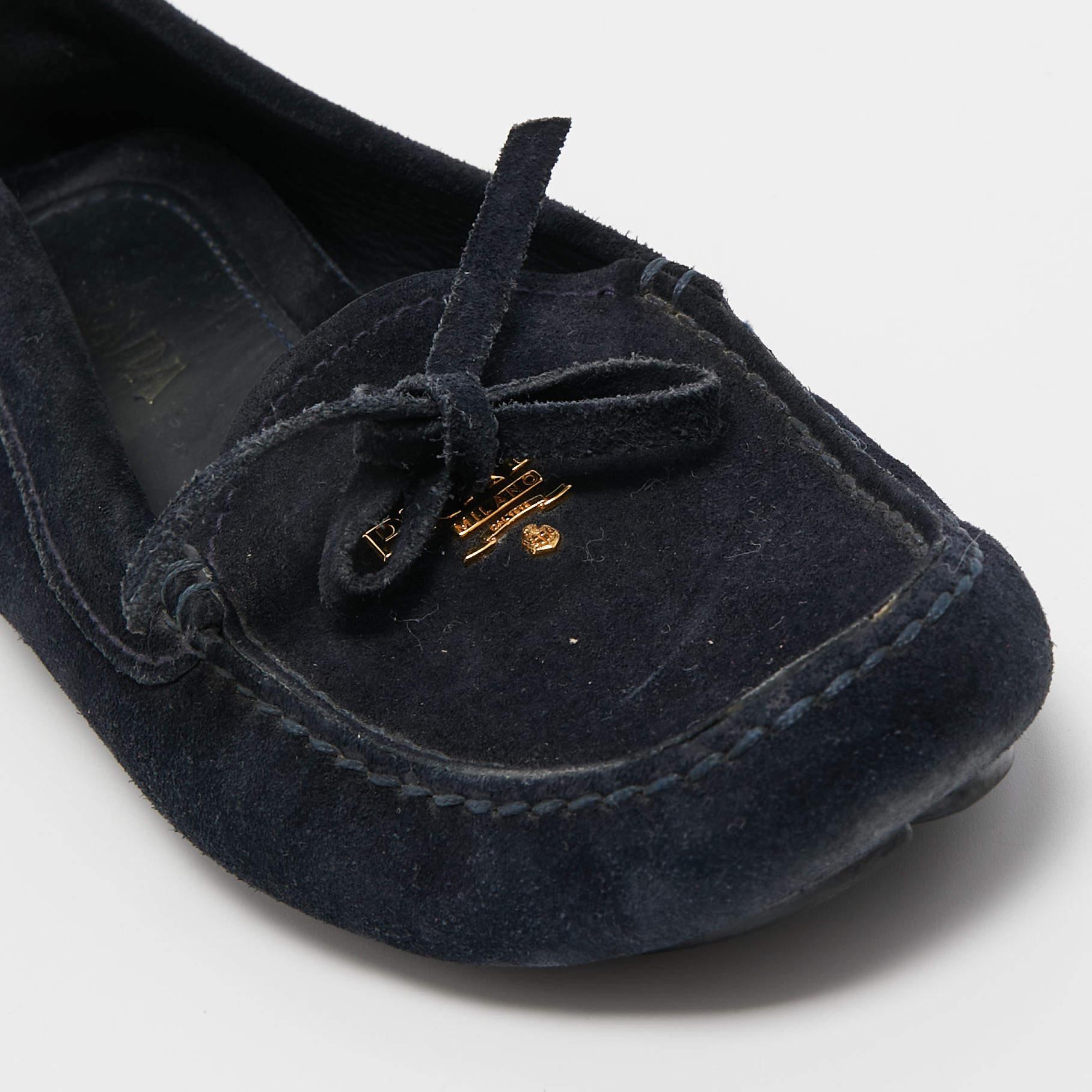 Prada - Mocassins en daim bleu foncé avec nœud, taille 35,5 en vente 2