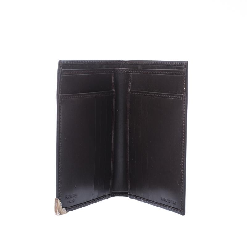 Durable and long-lasting, this card-holder is crafted from fine quality leather. Bringing elegance and class to your pocket, this piece from Prada is stylish and convenient. The rich brown hue of this stylish accessory makes you stand out wherever