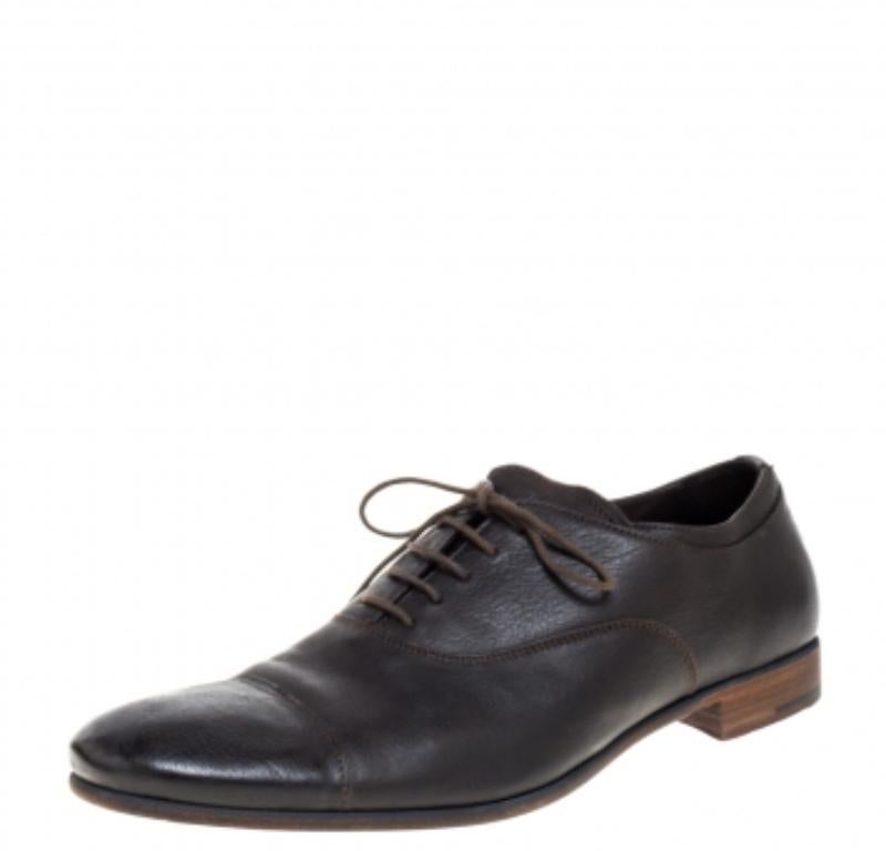 Prada Dark Brown Leather Cap Toe Lace Up Oxford Size 42.5 In Fair Condition For Sale In Dubai, Al Qouz 2