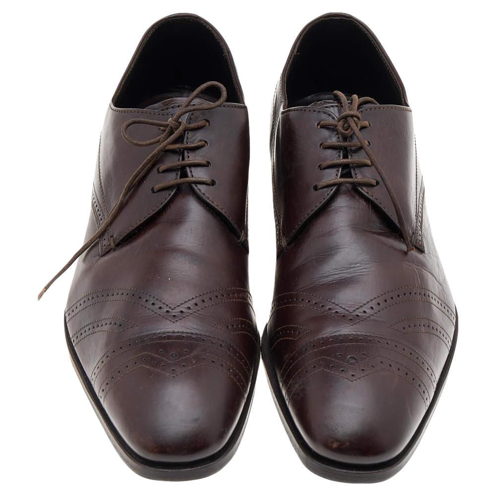 Give your formals a grand touch with these shoes by Prada! Crafted from leather in a dark brown shade, this pair features lace-up closure and brogue detailing on the vamps. The leather insole and small heel complete the look.

